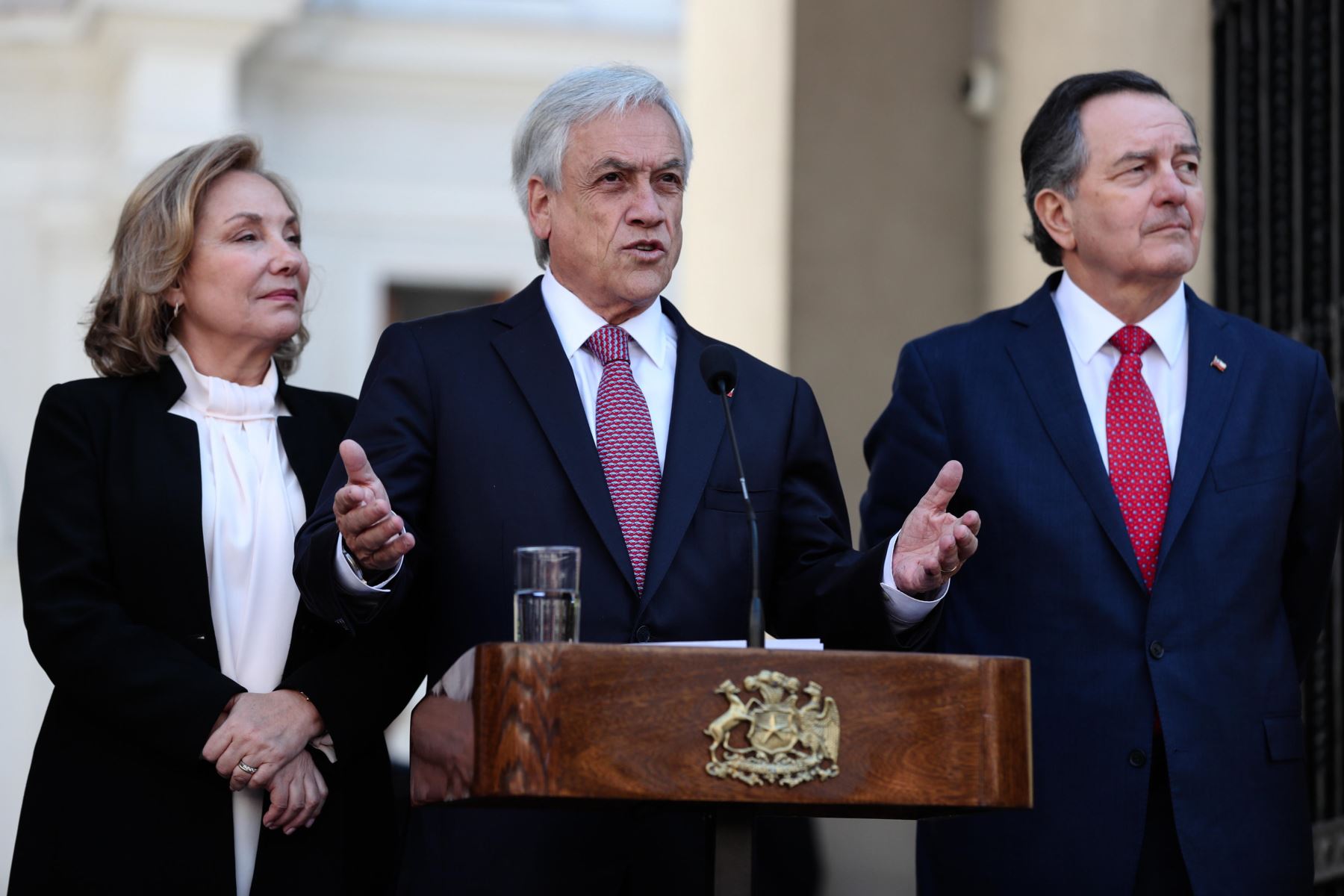 El presidente de Chile, Sebastián Piñera; la primera dama, Cecilia Morel; y el canciller chileno, Roberto Ampuero. Foto: EFE.