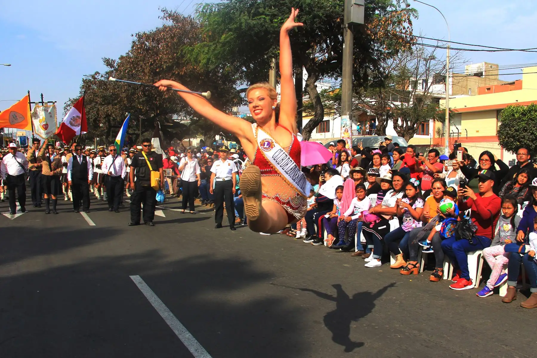 Las bastoneras norteamericanas cautivaron a los asistentes con sus malabares y grandes saltos, incluso los niños siempre intentaban tomarse una foto con ellas, pese a la gran seguridad que reguardaba a las jóvenes extranjeras. Foto: ANDINA/Luis Puell