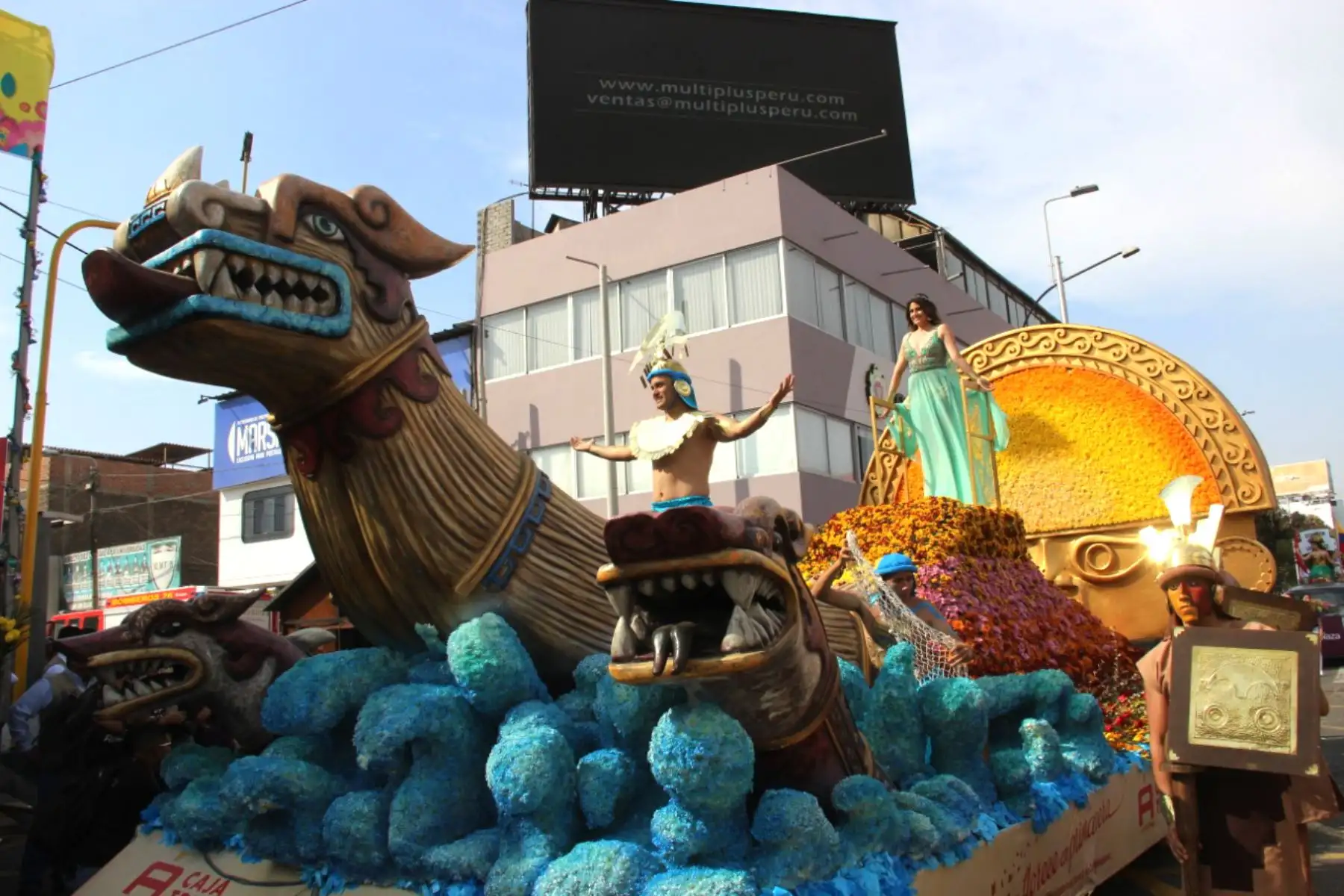 Los carros alegóricos que se llevaron los premios que entrega el Club de Leones de Trujillo, organizadores del Festival Internacional de Primavera. Foto: ANDINA/Luis Puell