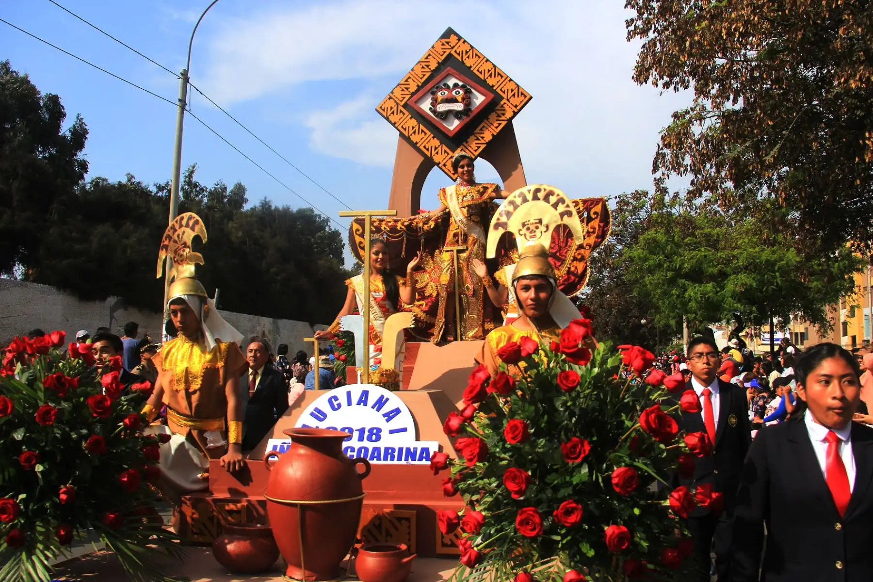 La algarabía, el color y la fiesta se apoderó de las principales calles de Trujillo con el tradicional Gran Corso de Carros Alegóricos. Foto: ANDINA/Luis Puell