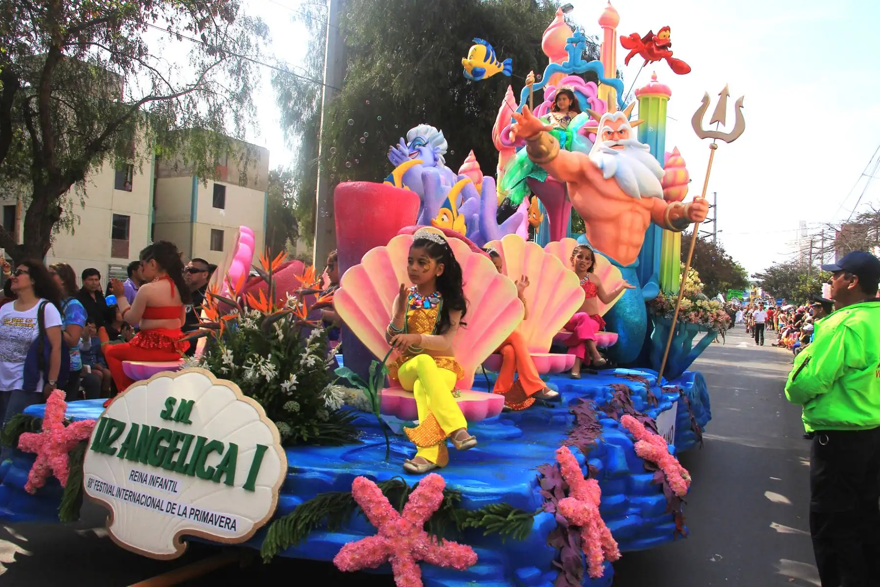Los niños participaron en el gran corso Internacional de la primavera en Trujillo.  .Foto: ANDINA/Luis Puell