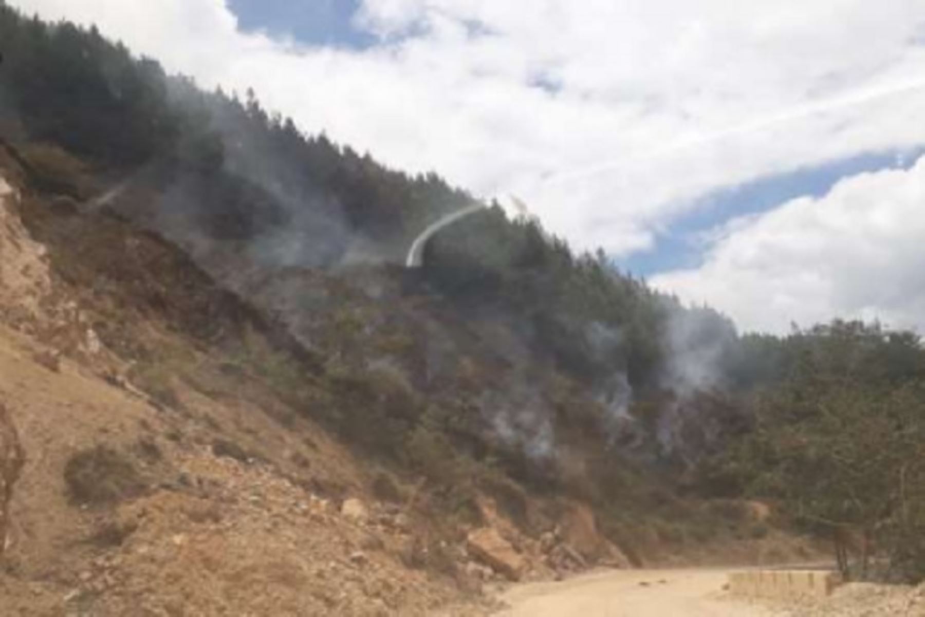 El incendio forestal que se inició el último sábado 29 de septiembre en la zona de Cabracancha, sector Pisccacocho, distrito de Ollantaytambo, en la provincia cusqueña de Urubamba, fue extinguido en su totalidad esta mañana, informó la Dirección Desconcentrada del Instituto Nacional de Defensa Civil (Indeci).