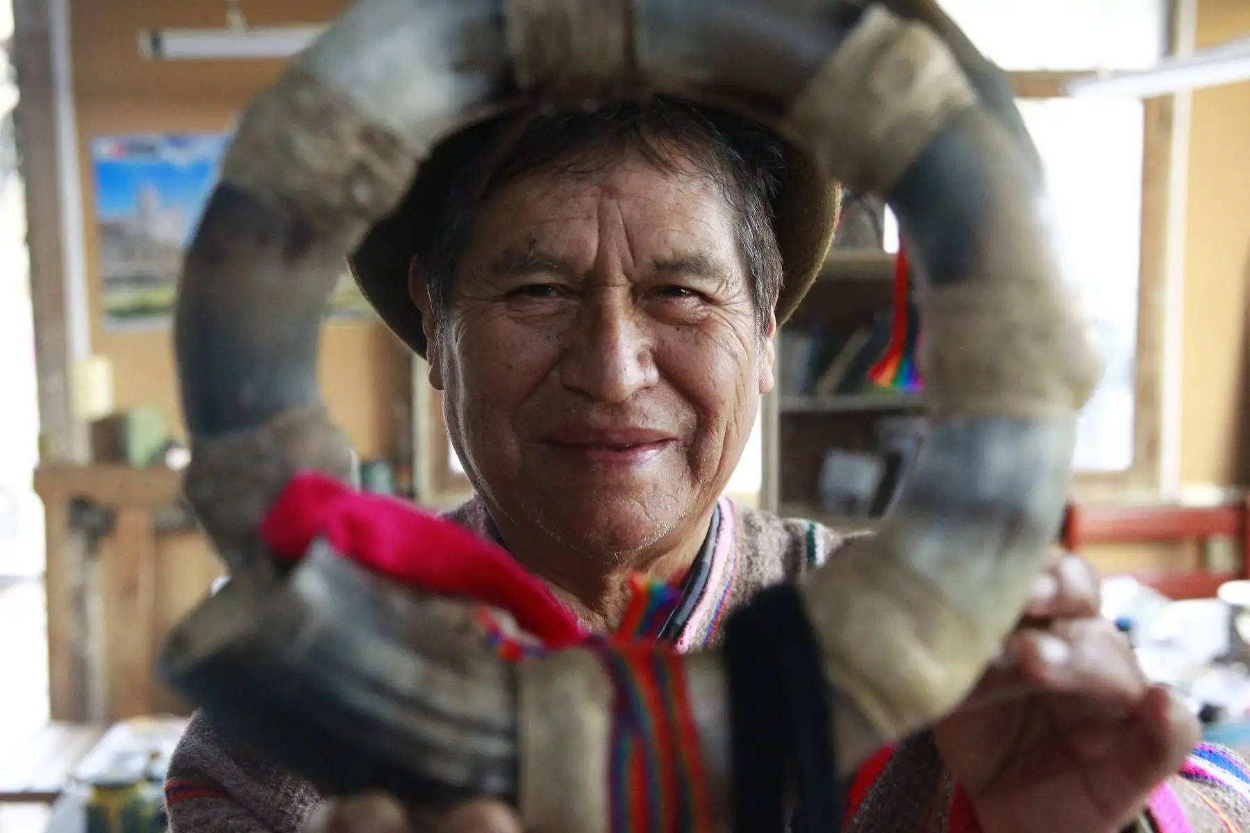 En su taller, hay una Biblia que a veces lee. “Soy un mal lector”, dice. También tiene una autobiografía de Gandhi, que avanza porque  está dispuesto a escribir su  historia para sistematizar los aportes del arte sarhuino. Foto: ANDINA/Eddy Ramos