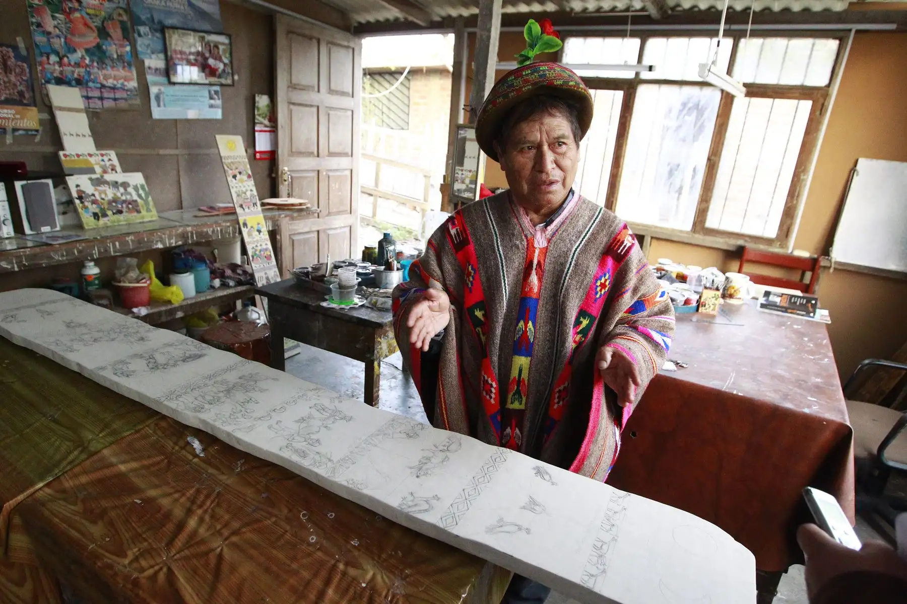 En su espacio de trabajo, Primitivo Evanán Poma desarrolló las tablas de Sarhua, expresión artística tradicional de Ayacucho que fue declarada Patrimonio Cultural de la Nación en 2018. Foto: ANDINA/Andina/archivo