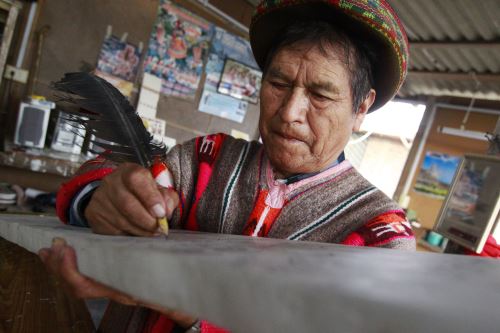 El Ministerio de Cultura oficializó hoy el reconocimiento al artesano ayacuchano Primitivo Evanán Poma como “Personalidad Meritoria de la Cultura”, en virtud de la realización de una labor de trascendencia nacional para la salvaguardia de la expresión conocida como Tablas de Sarhua, la misma que fue declarada Patrimonio Cultural de la Nación el 29 de octubre de 2018. ANDINA/Eddy Ramos