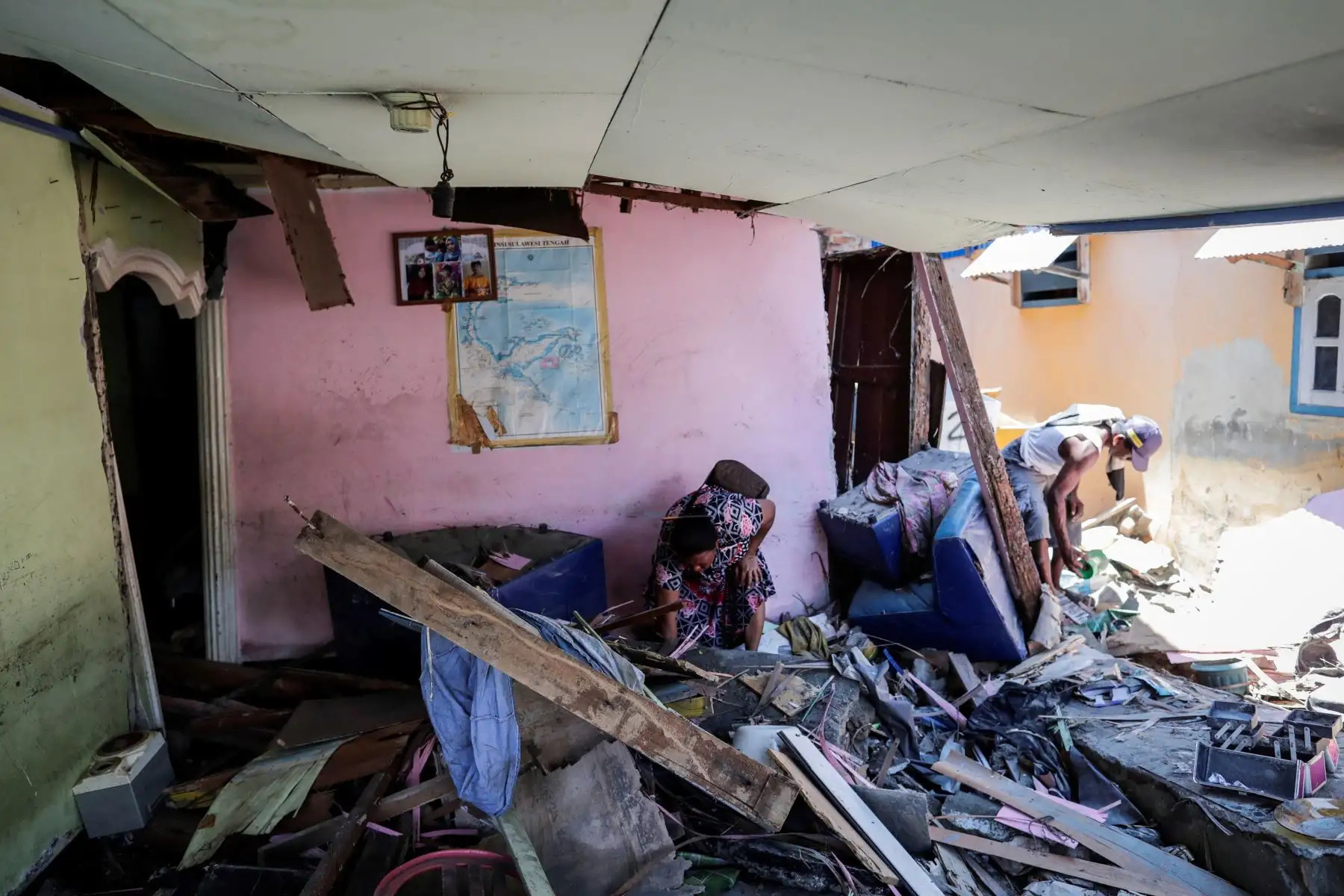 MAST09. PALU (INDONESIA), 02/10/2018.- Un hombre y una mujer rebuscan en las ruinas de su casa tras el terremoto y posterior tsunami en Palu (Indonesia) hoy, martes 2 de octubre de 2018. Las autoridades indonesias elevaron hoy a 1.234 la cifra de vÍctimas mortales que causÓ el terremoto de magnitud 7,5 y el posterior tsunami que golpearon la isla de Célebes el viernes pasado. EFE