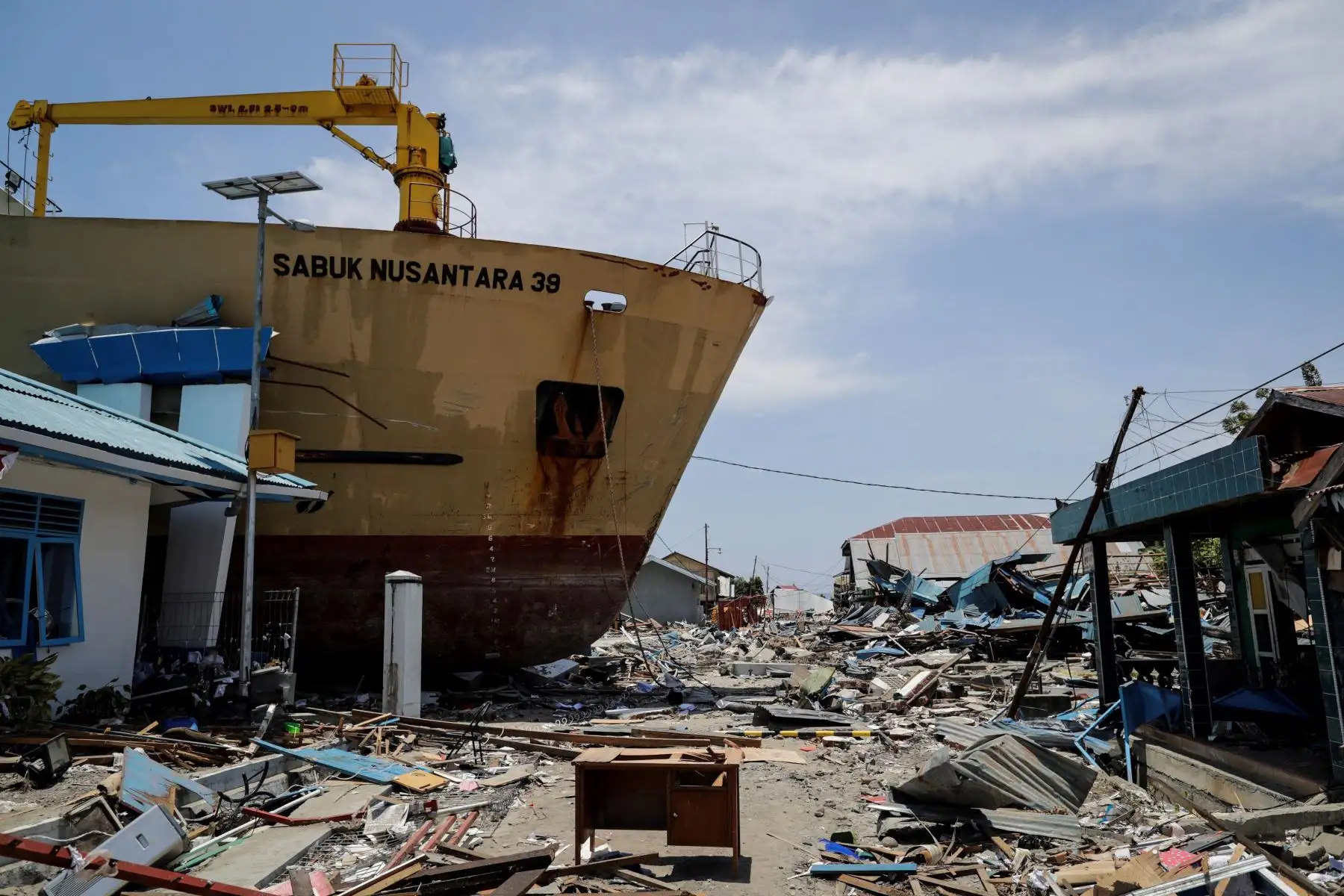 Vista del destrozo tras el terremoto y posterior tsunami en las calles de Palu (Indonesia) hoy, martes 2 de octubre de 2018. Las autoridades indonesias elevaron hoy a 1.234 la cifra de víctimas mortales que causó el terremoto de magnitud 7,5 y el posterior tsunami que golpearon la isla de Célebes el viernes pasado. EFE
