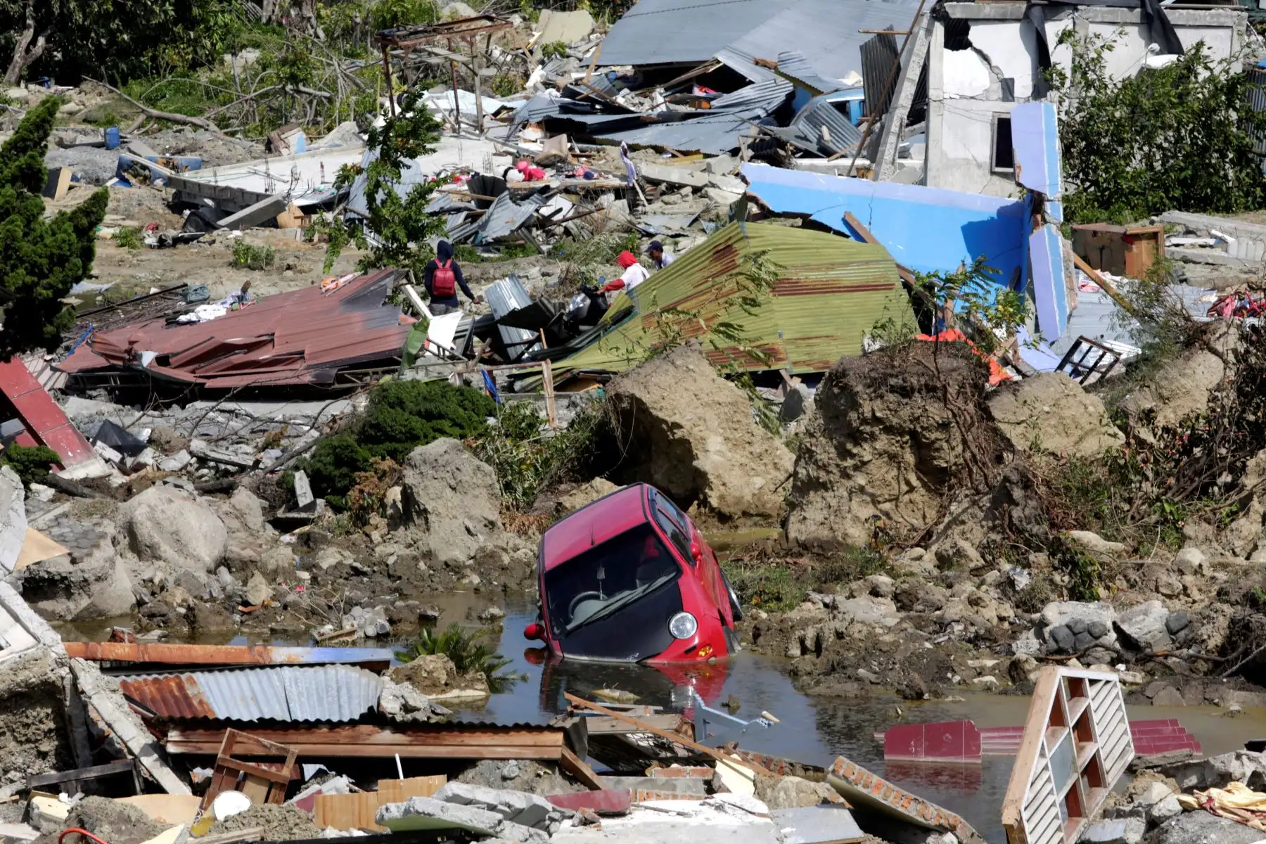 Un coche es visto sobre las ruinas de una casa tras el terremoto y posterior tsunami en las calles de Palu (Indonesia) hoy, martes 2 de octubre de 2018. Las autoridades indonesias elevaron hoy a 1.234 la cifra de víctimas mortales que causó el terremoto de magnitud 7,5 y el posterior tsunami que golpearon la isla de Célebes el viernes pasado. EFE