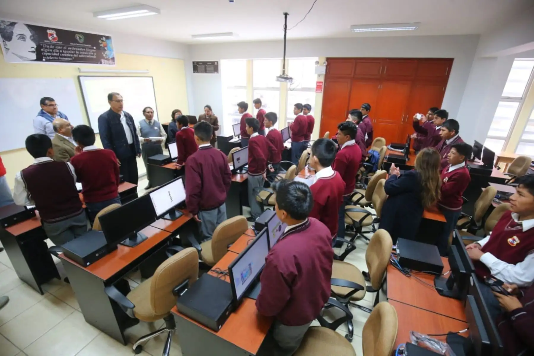 El presidente de la República, Martín Vizcarra, inspecciona esta mañana los trabajos de mejoramiento de la institución educativa Santa Isabel de Huancayo, en la región Junín. Foto: ANDINA/Prensa Presidencia