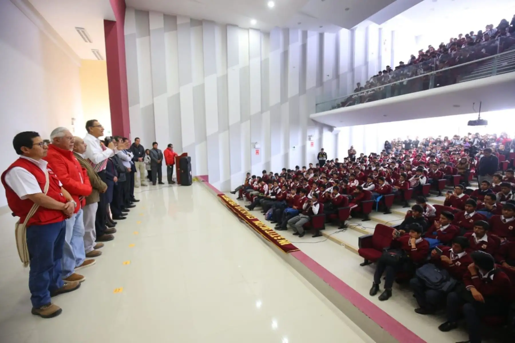El presidente de la República, Martín Vizcarra, inspecciona esta mañana los trabajos de mejoramiento de la institución educativa Santa Isabel de Huancayo, en la región Junín. Foto: ANDINA/Prensa Presidencia