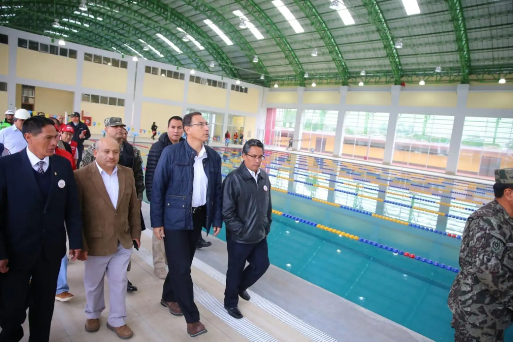 El presidente de la República, Martín Vizcarra, inspecciona esta mañana los trabajos de mejoramiento de la institución educativa Santa Isabel de Huancayo, en la región Junín. Foto: ANDINA/Prensa Presidencia