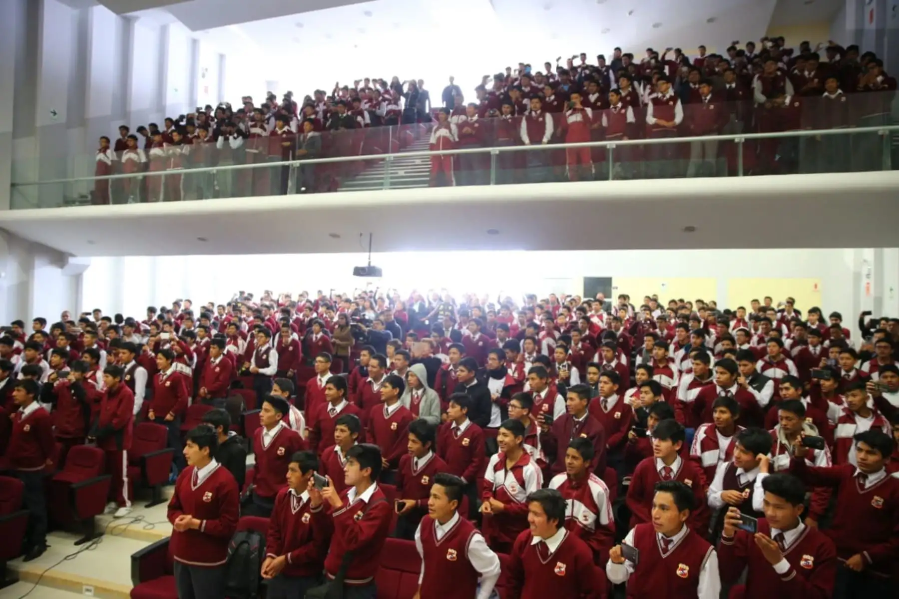 El presidente de la República, Martín Vizcarra, inspecciona esta mañana los trabajos de mejoramiento de la institución educativa Santa Isabel de Huancayo, en la región Junín. Foto: ANDINA/Prensa Presidencia