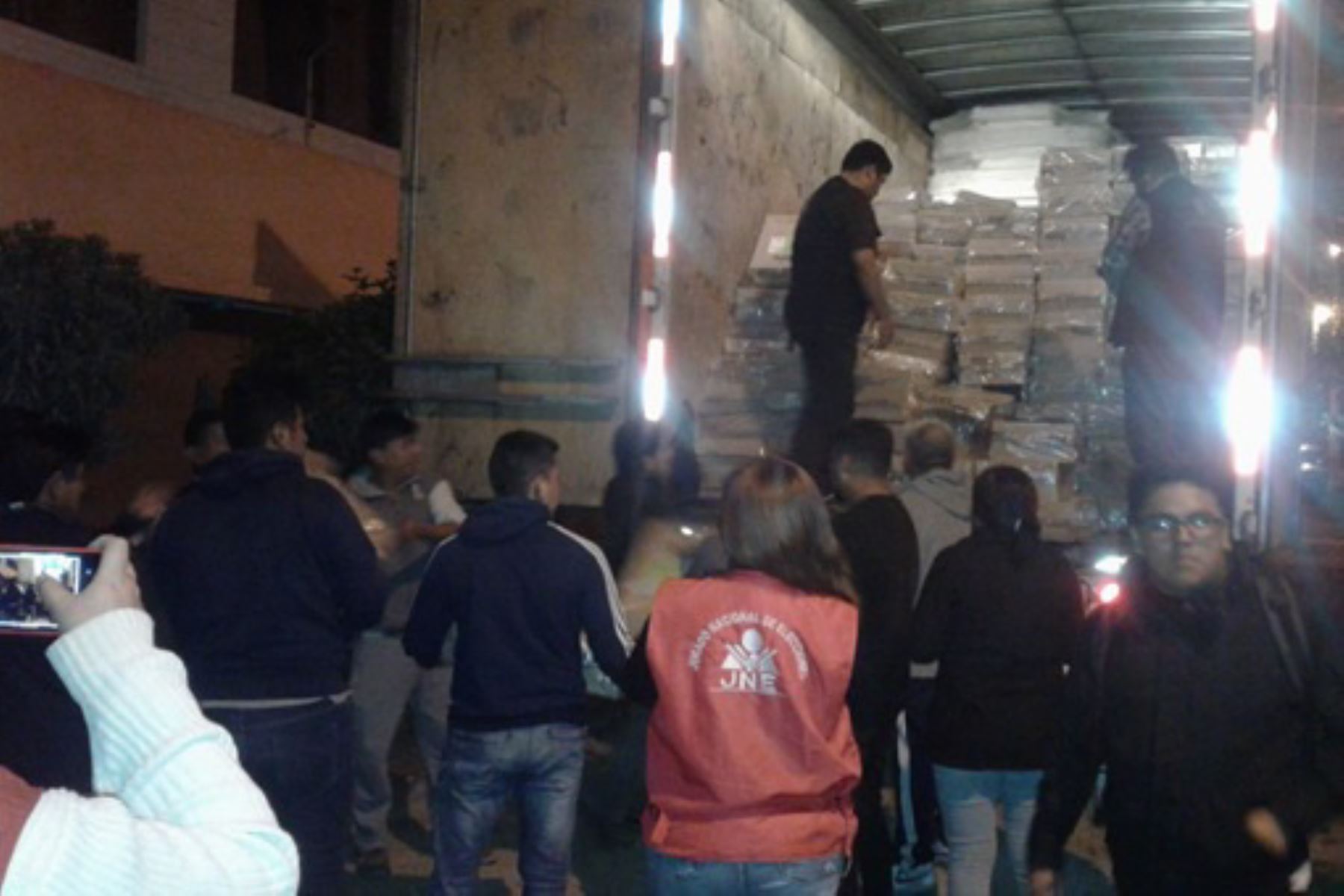 Arriba a Trujillo 24 toneladas de material electoral para los comicios municipales y regionales. ANDINA