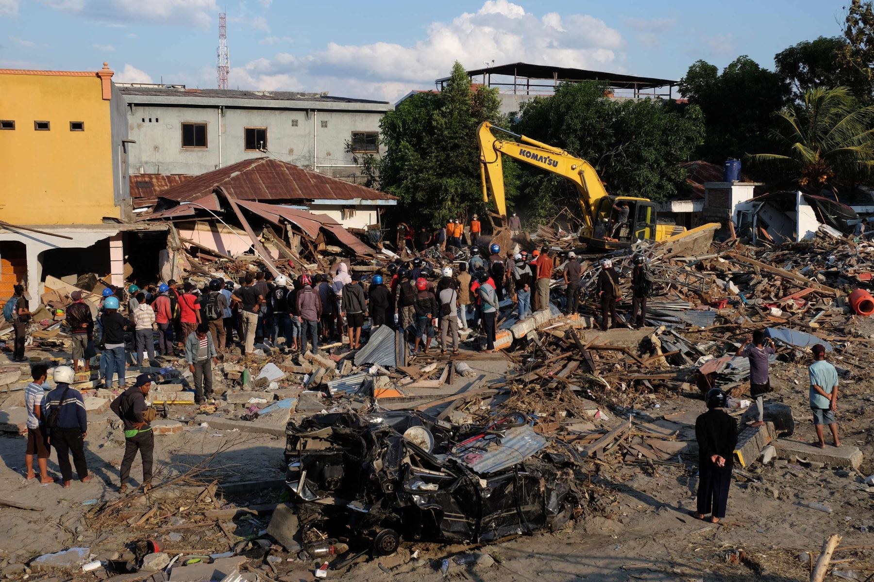 Equipo de rescate indonesio busca sobrevivientes en un edificio derrumbado en Palu Foto: AFP