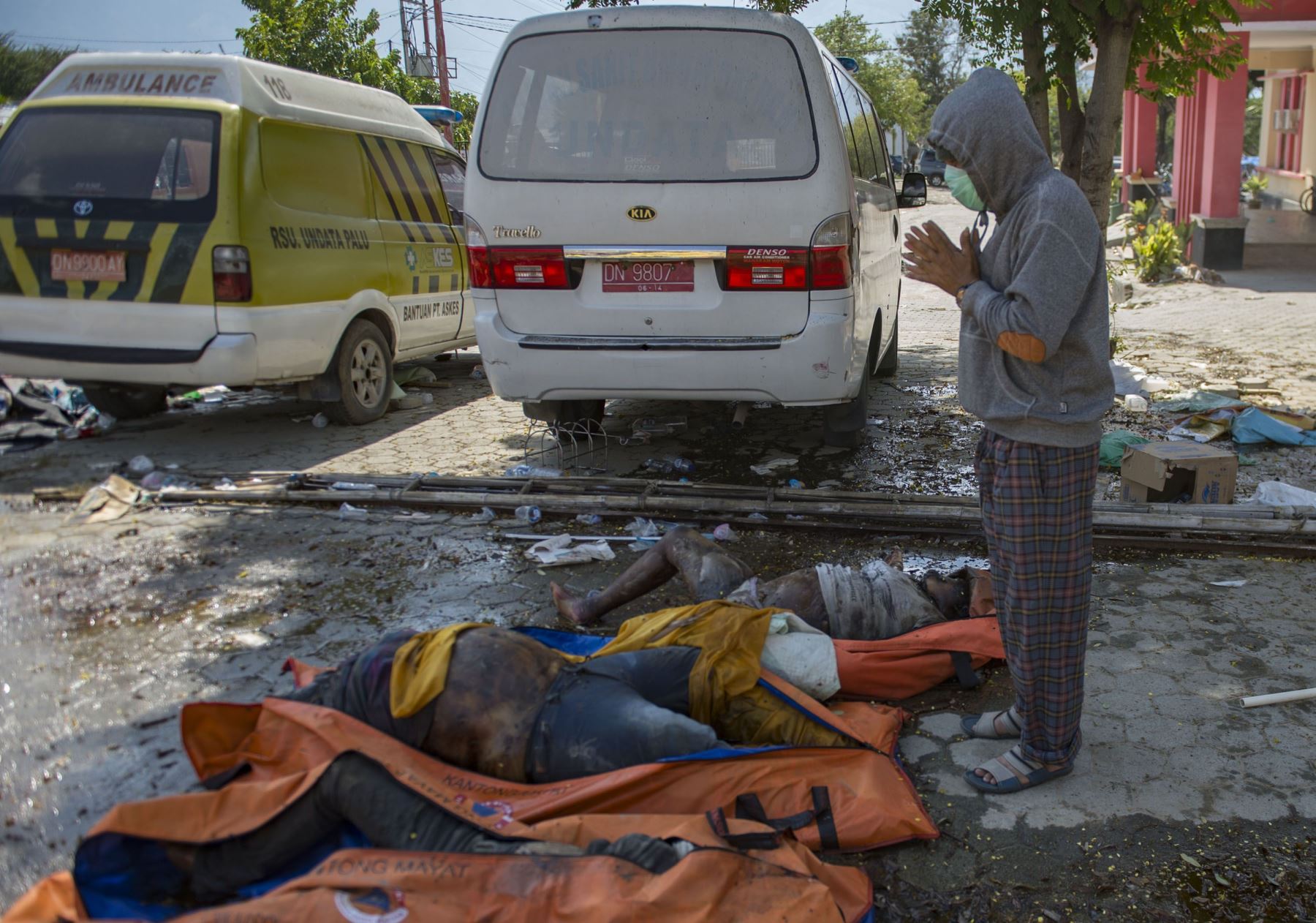 Ahmad Ibrahim se lamenta después de encontrar a su esposa Fahria entre cuerpos alineados frente al hospital Foto: AFP