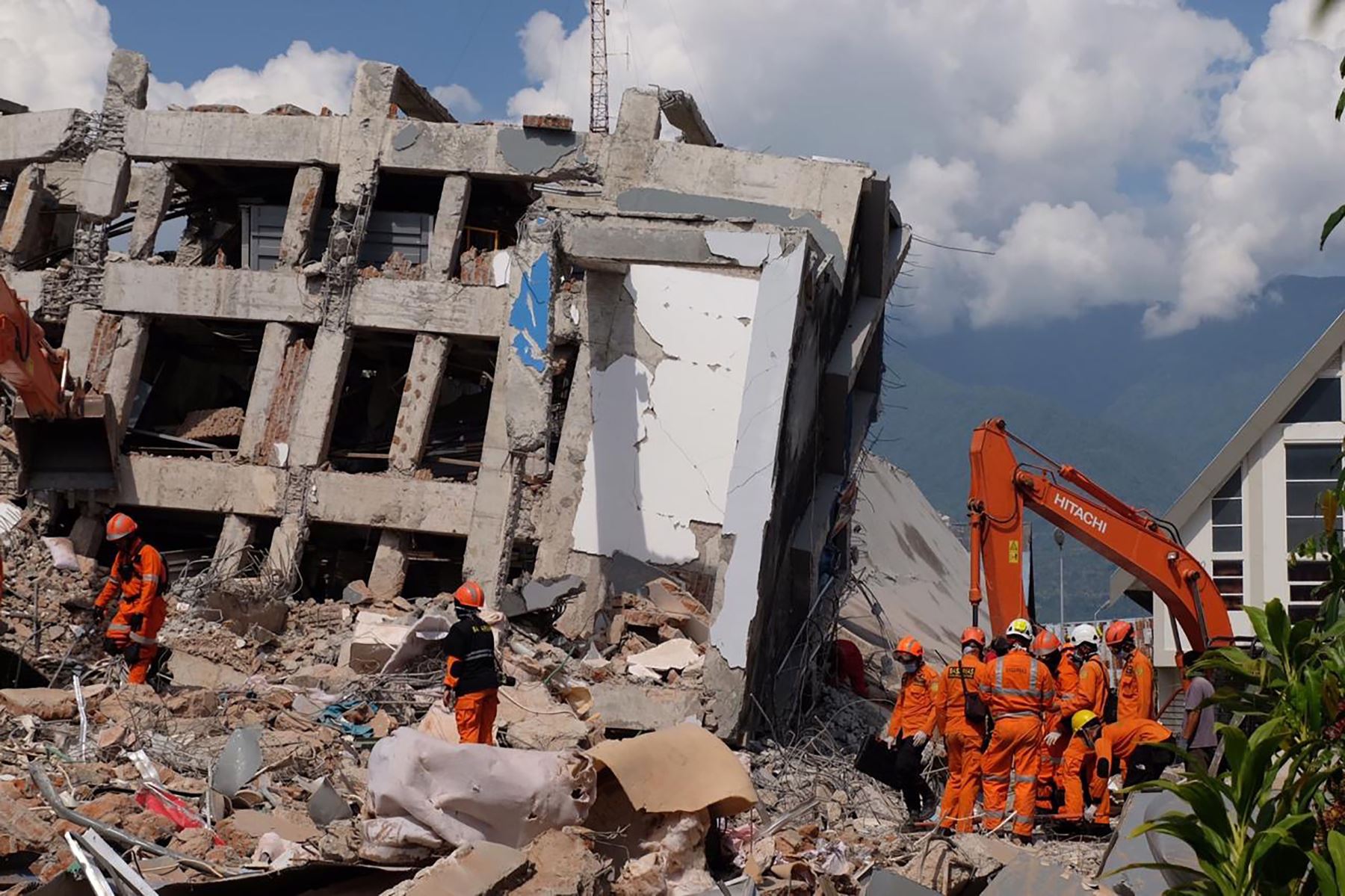 Miembros de un equipo de rescate indonesio buscan víctimas de edificios derrumbados en Palu Foto: AFP