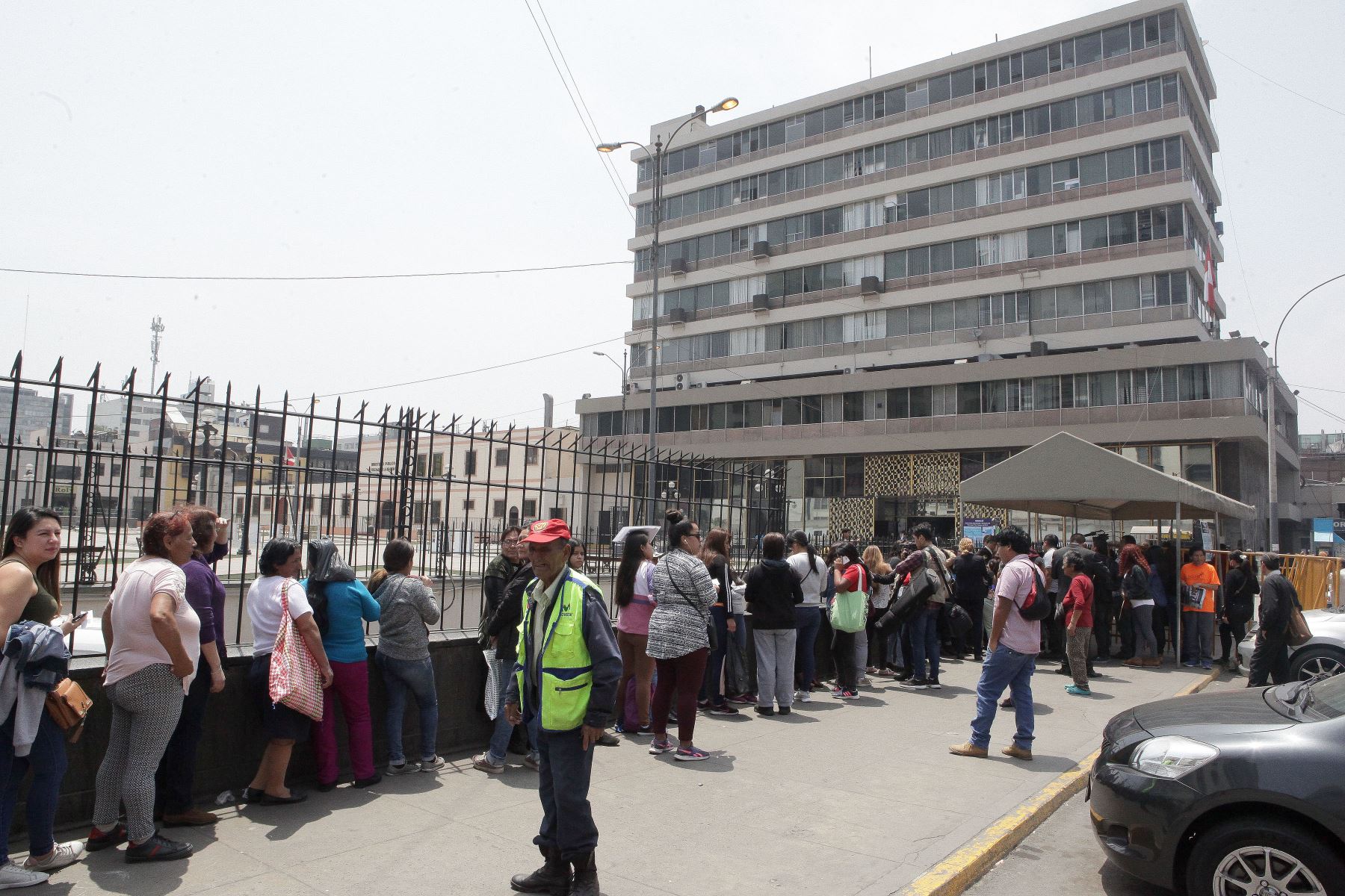 Limeños hacen largas colas fuera de sede principal de Reniec para recoger DNI. Foto: ANDINA/Héctor Vinces