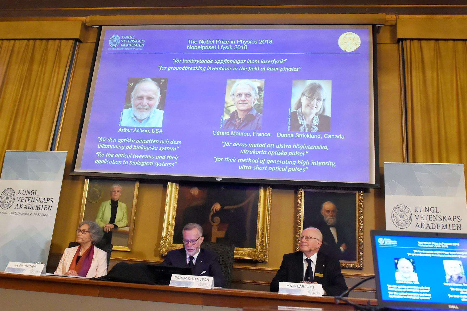 Miembros del Comité Nobel de Física Olga Botner, Goran K Hansson y Mats Larsson anuncian a los ganadores del Nobel de Física 2018 Foto: AFP