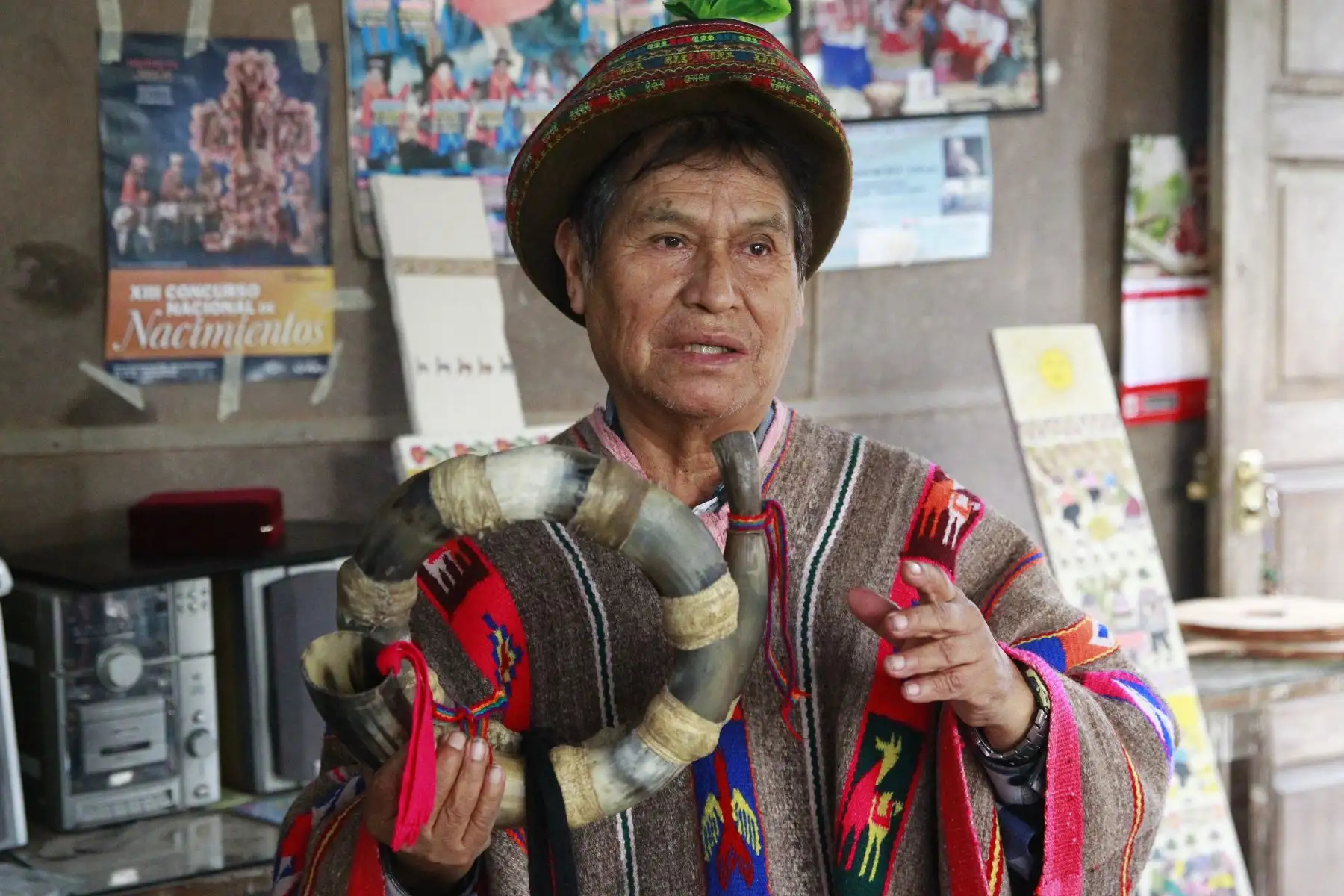 Primitivo Evanán Poma durante una entrevista en la que abordó su trayectoria como artista popular y su labor vinculada a las tablas de Sarhua. Foto: ANDINA/Andina/archivo