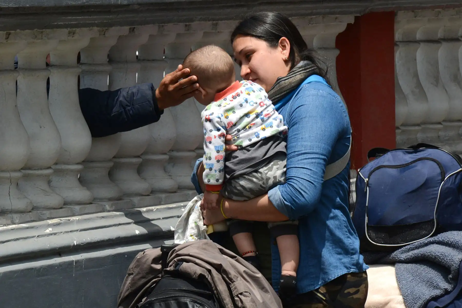 Muchas familias se ven obligadas a tomar la decisión  de separarse pues las condiciones de vida en nuestro país no han sido favorables en los últimos meses. Foto: ANDINA/Ingrid Del Rio