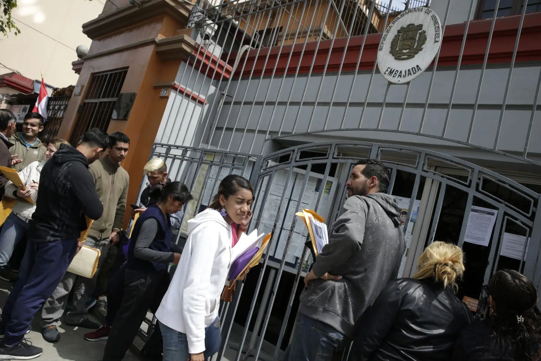 Los venezolanos que deciden retornar a su país deben hacer colas y esperar durante largas horas para poder hacer el trámite correspondiente. Foto: ANDINA/Melina Mejía