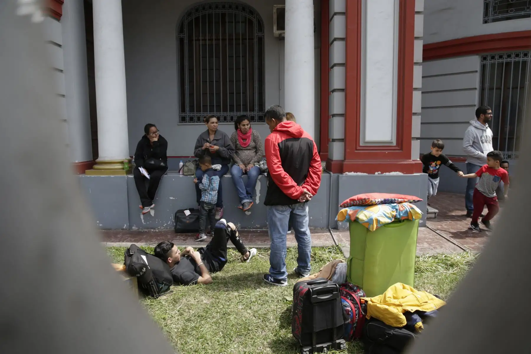 Varios ciudadanos venezolanos aguardan la salida al aeropuerto en los jardines de la embajada de Venezuela. Foto: ANDINA/Melina Mejía