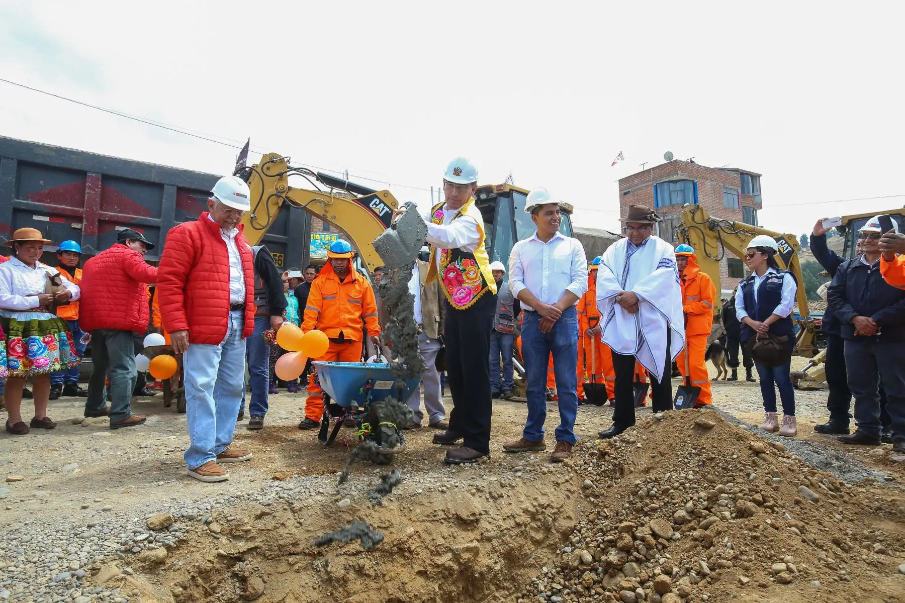 El jefe de Estado, Martín Vizcarra, inicia las obras de agua potable en el distrito de Quilcas, provincia de Huancayo, que contempla la creación y ampliación del servicio de saneamiento básico de agua potable y desagüe en el anexo de Colpar, Rangra, Ñahuinpuquio y los barrios de Llacta, Uno. Foto: ANDINA/Juan Carlos Guzman/Prensa Presidencia