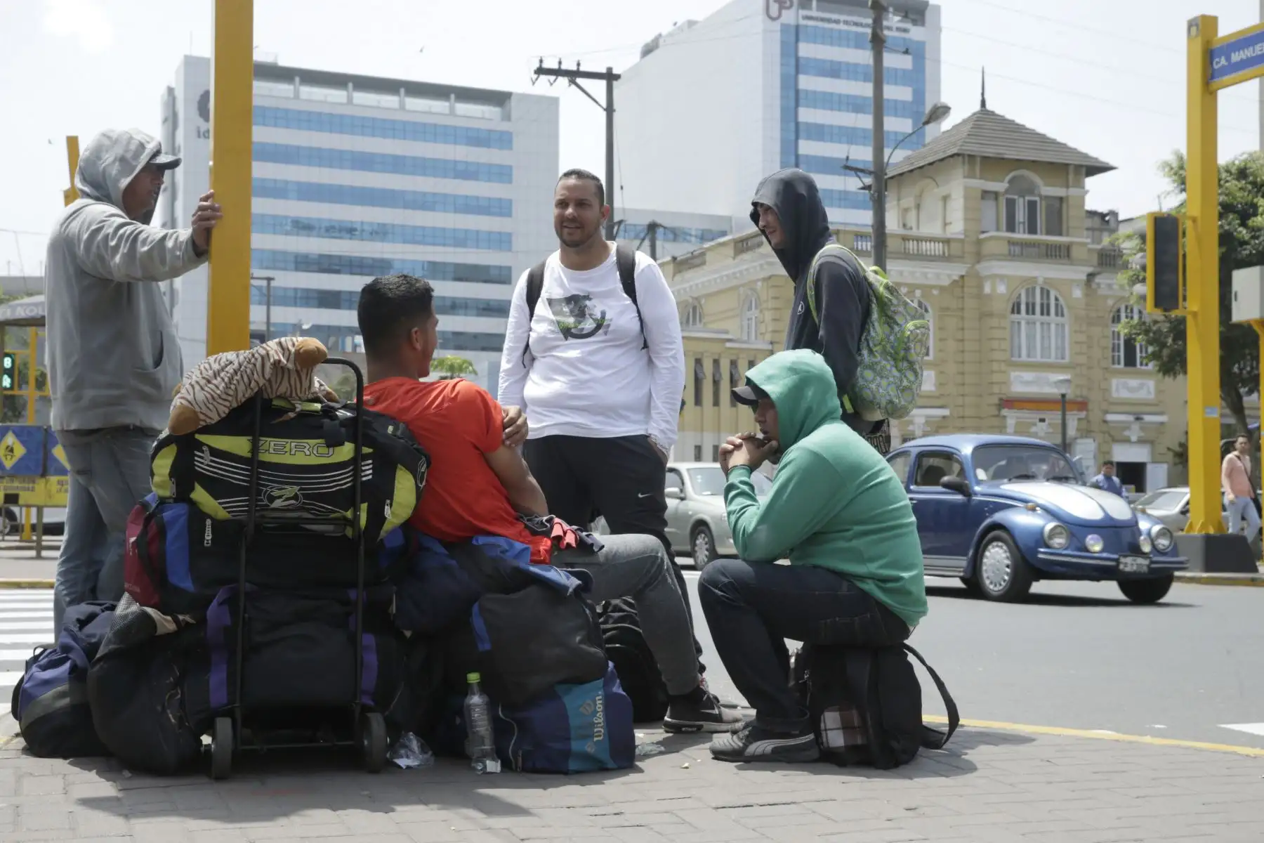 Muchos venezolanos, al no tener los recursos necesarios para el alquiler de vivienda, se ven en la necesidad de pernoctar en los alrededores de su embajada. Foto: ANDINA/Melina Mejía