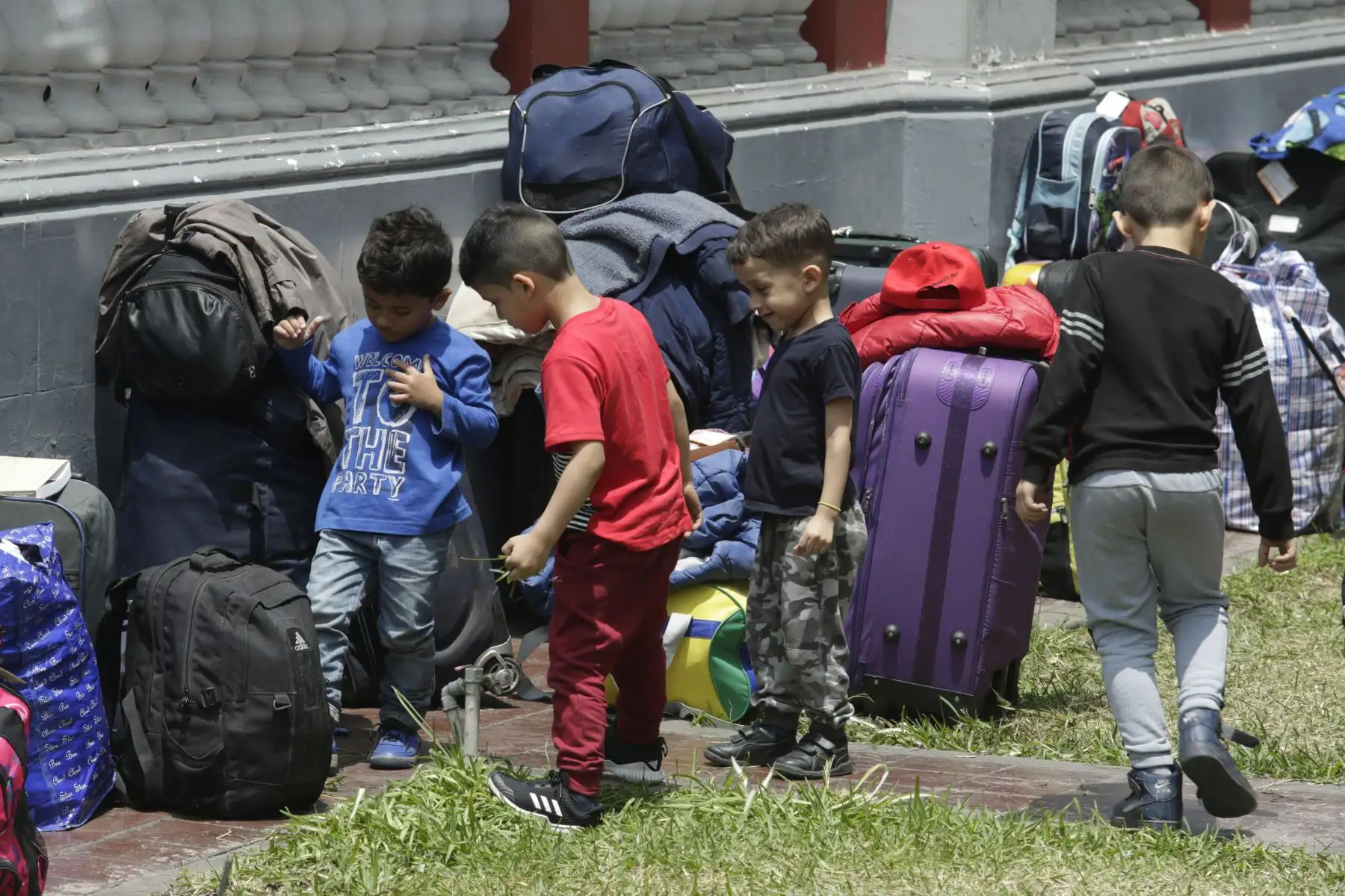 Varios niños juegan en los jardines de la embajada de Venezuela mientras esperan retornar a su país.  Foto: ANDINA/Melina Mejía