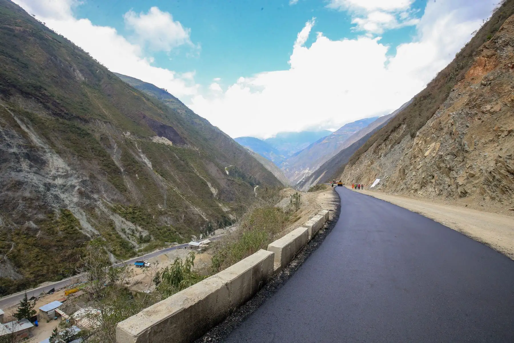 El mandatario,Martín Vizcarra, realiza inspección a las obras de mejoramiento de la carretera Huayauniocc - Huasahuasi, distrito de Huasahuasi, provincia de Tarma.Foto: ANDINA/Juan Carlos Guzman/Prensa Presidencia