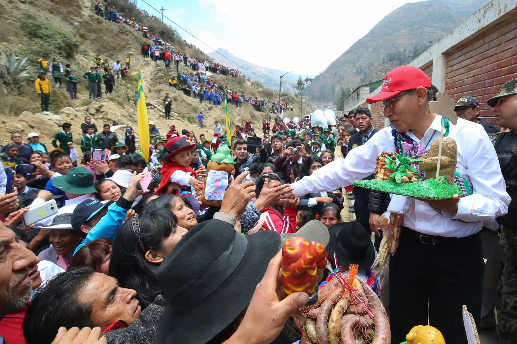 El mandatario,Martín Vizcarra, realiza inspección a las obras de mejoramiento de la carretera Huayauniocc - Huasahuasi, distrito de Huasahuasi, provincia de Tarma. Foto: ANDINA/Juan Carlos Guzman/Prensa Presidencia