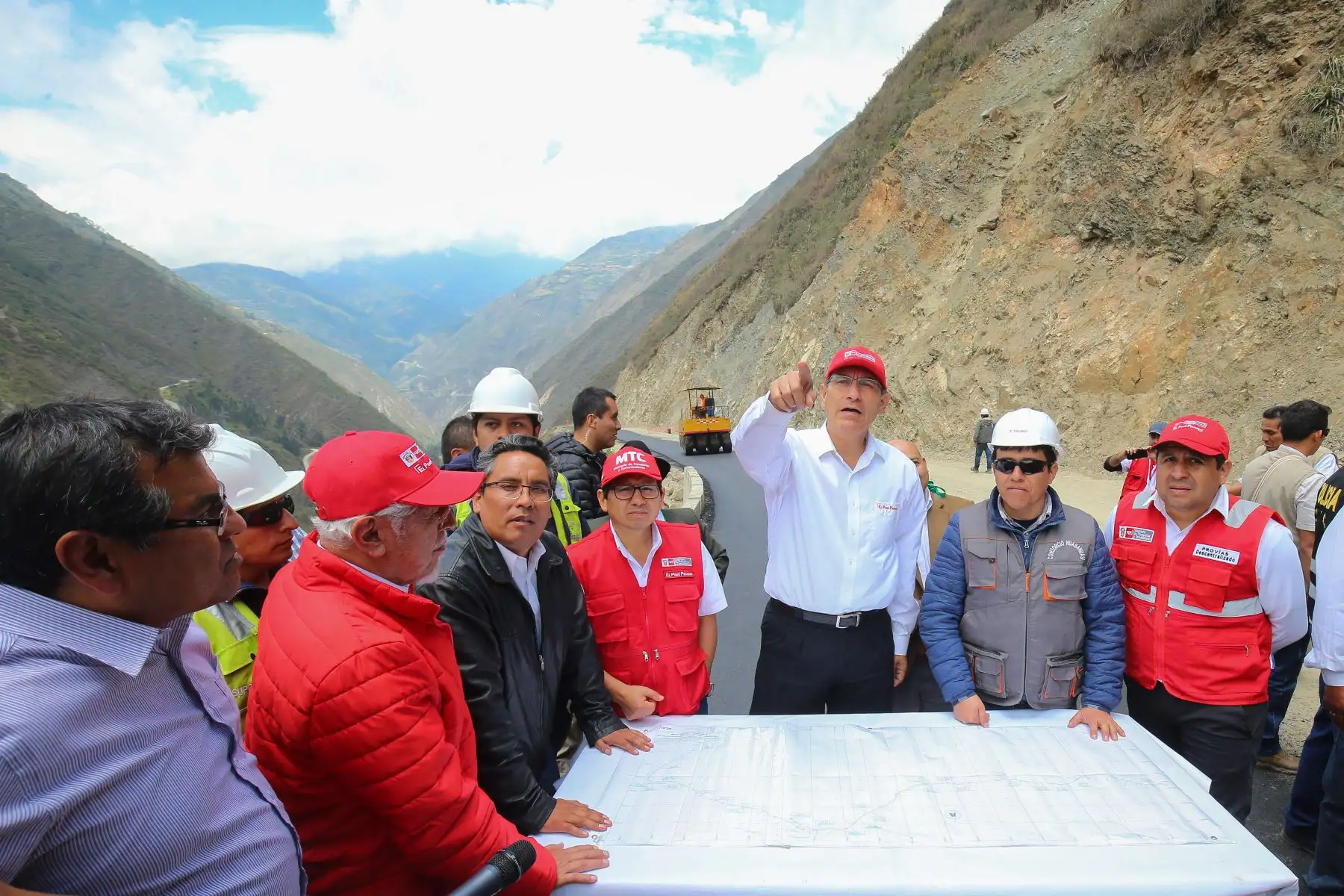 El mandatario,Martín Vizcarra, realiza inspección a las obras de mejoramiento de la carretera Huayauniocc - Huasahuasi, distrito de Huasahuasi, provincia de Tarma. Foto: ANDINA/Juan Carlos Guzman/Prensa Presidencia