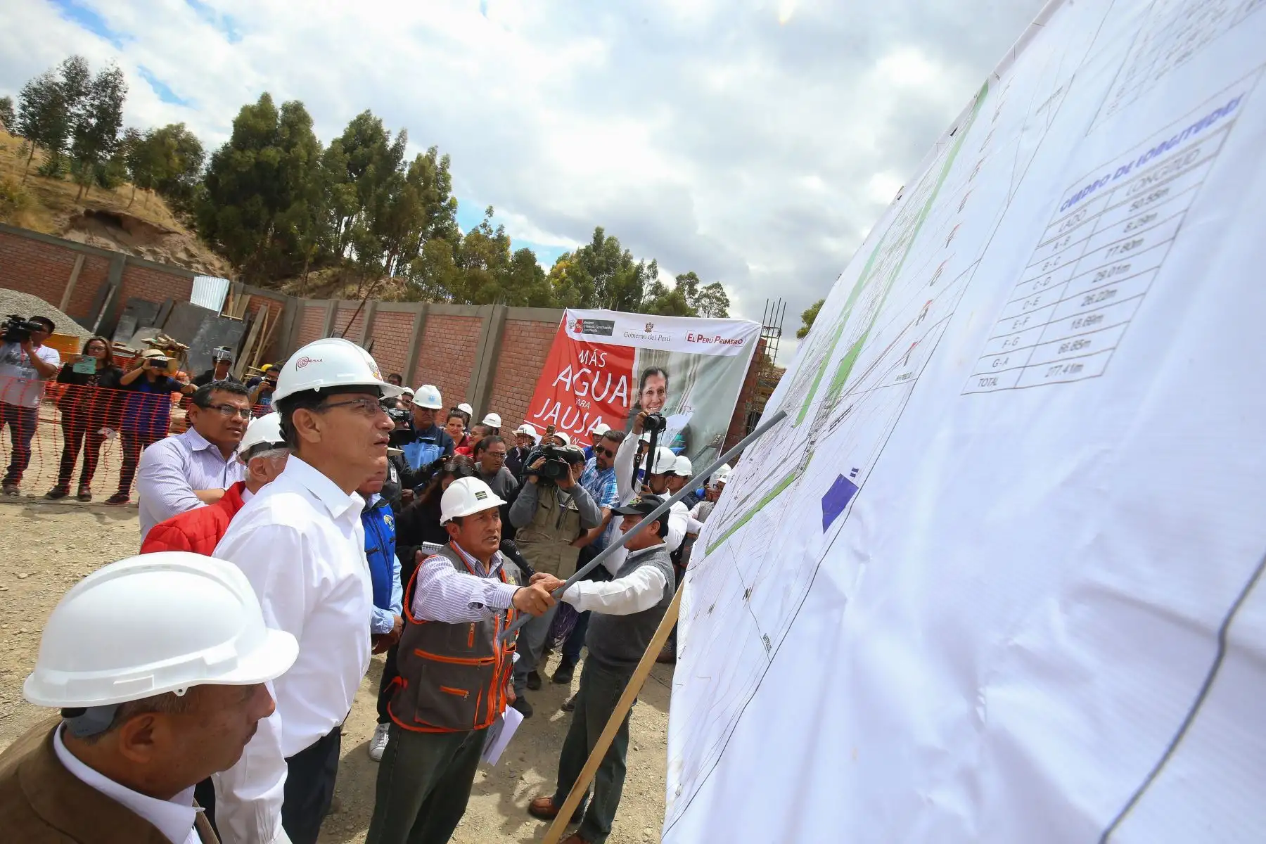 Presidente Vizcarra inspecciona las obras de construcción de la Planta de Tratamiento para la remoción de arsénico en el agua de consumo humano en la provincia de Jauja.Foto: ANDINA/Juan Carlos Guzman/Presidente Presidencia