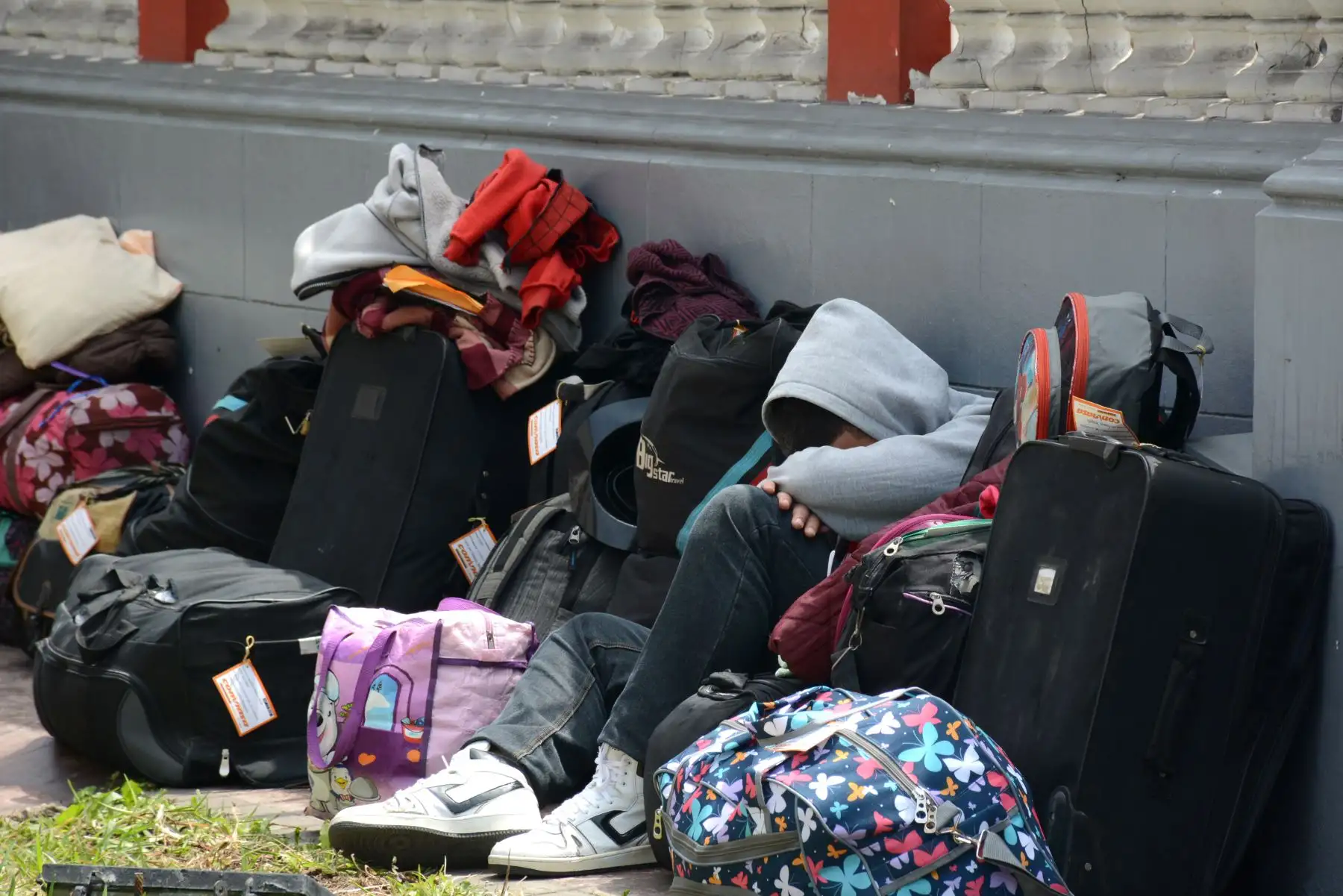Ciudadano venezolano espera en las afueras de su embajada para tomar el vuelo que los llevara de regreso a su país. Foto: ANDINA/Ingrid Del Rio