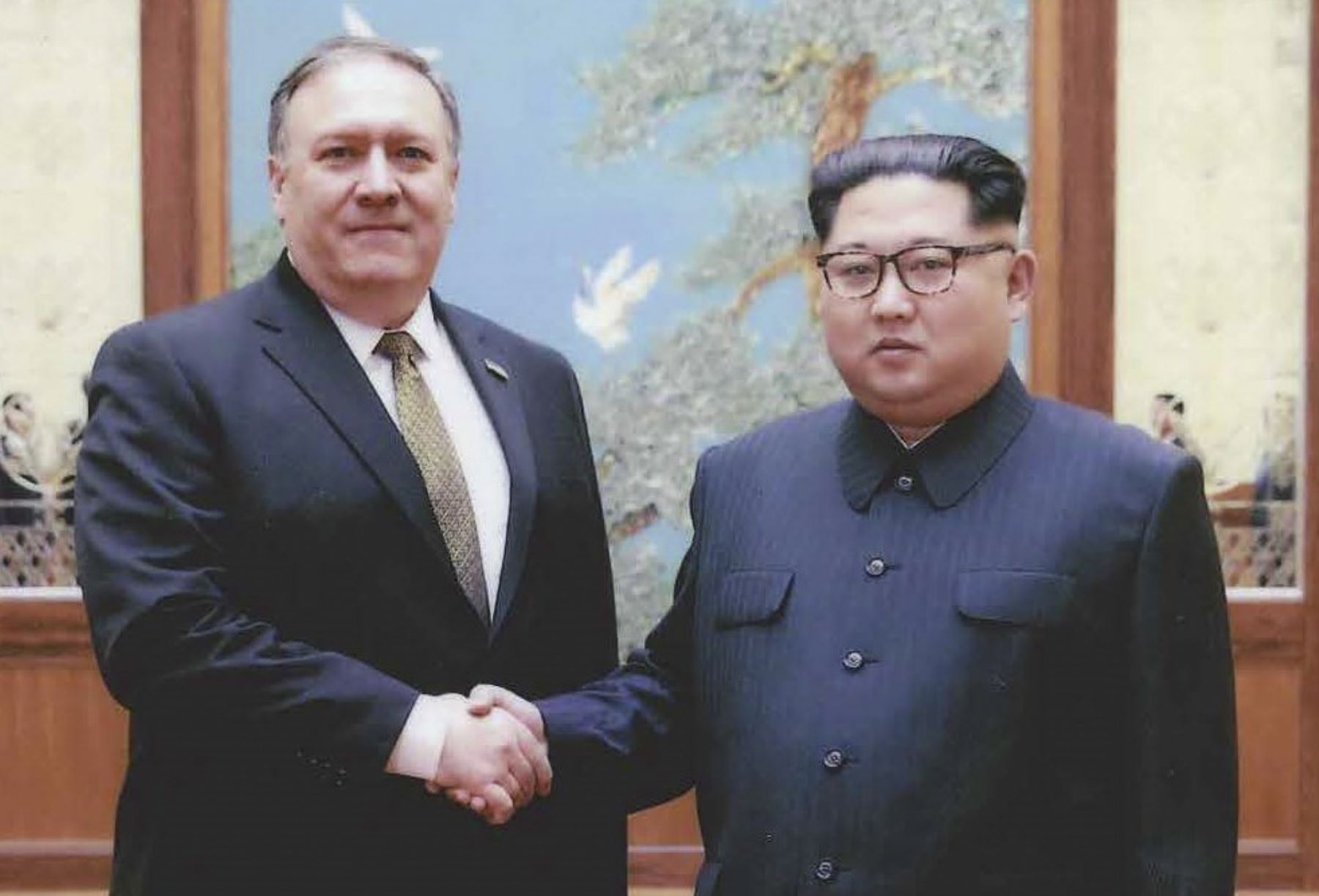 Foto del 26 de abril de 2018, el líder norcoreano Kim Jong-Un le da la mano al Secretario de Estado de EE. UU., Mike Pompeo, en Pyongyang Foto: AFP