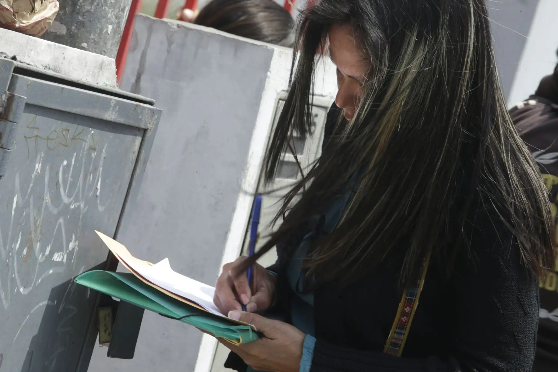Los venezolanos que deseen retornar a su país deben llenar un formulario y llevar una copia de su pasaporte para poder inscribirse en la lista de espera.  Foto: ANDINA/Melina Mejía