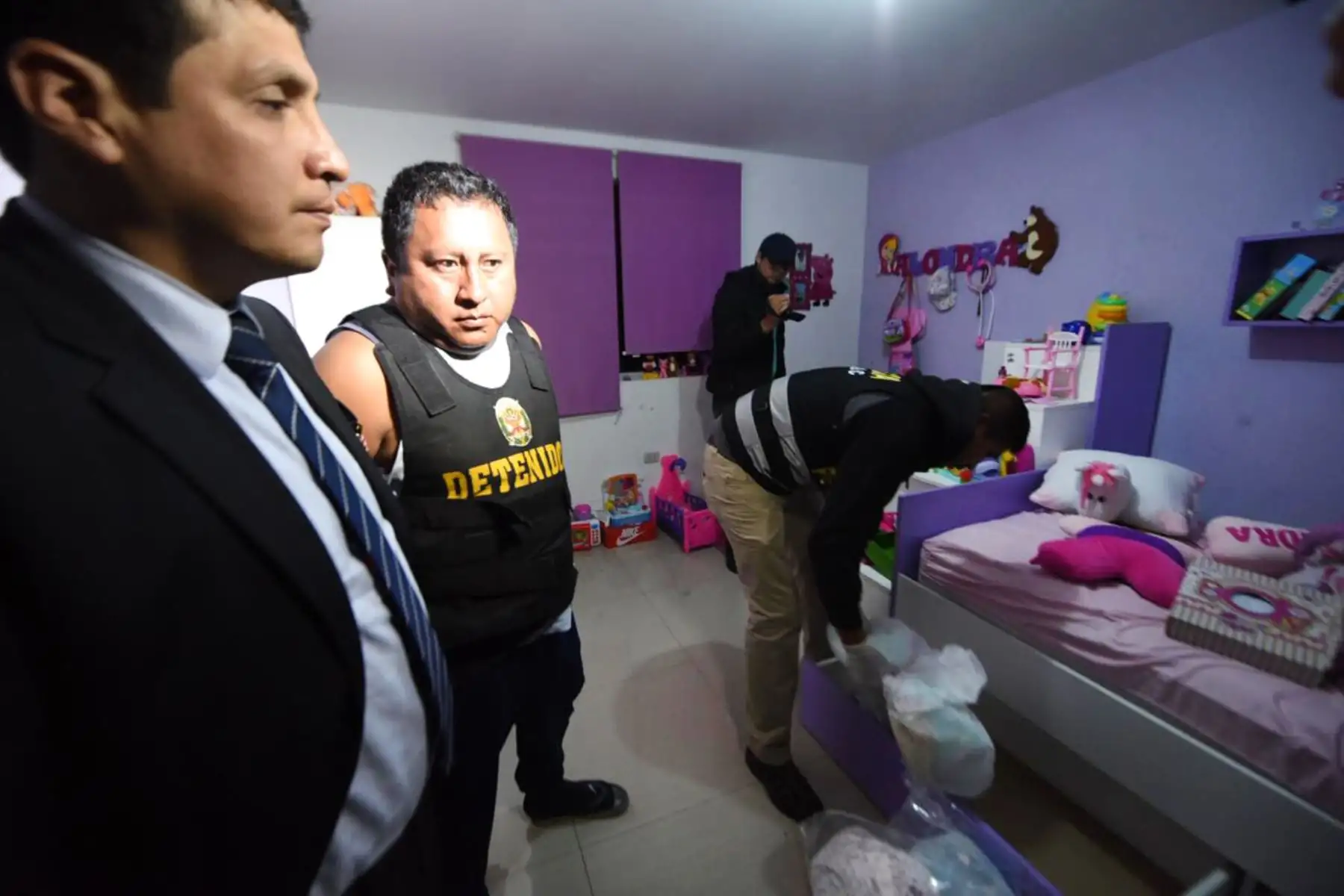En las intervenciones participaron en total 489 efectivos, con el apoyo de 30 fiscales especializados en crimen organizado, lo que permitió a las fuerzas del orden allanar 26 inmuebles y seis oficinas de la comuna distrital. Foto: ANDINA/Mininter