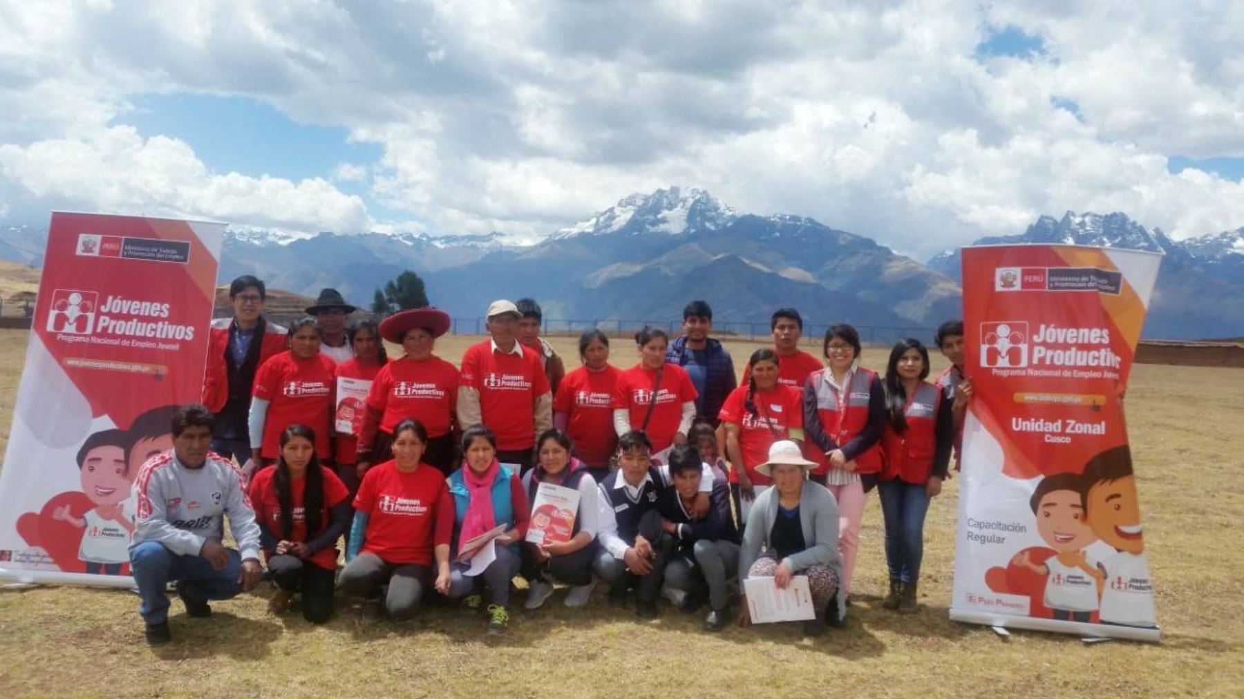 Con el fin de desarrollar capacidades para crear negocios, el Ministerio de Trabajo y Promoción del Empleo, a través del programa Jóvenes Productivos, realizó un taller para jóvenes de la comunidad campesina Racchi Ayllo, en el distrito de Chinchero, Cusco.