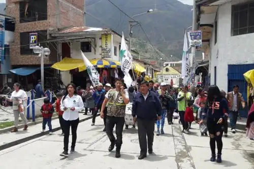 Miguel Ángel Quispe Palomino (con chaleco) es candidato a gobernador regional de Pasco por el movimiento regional Frente Andino Amazónico.