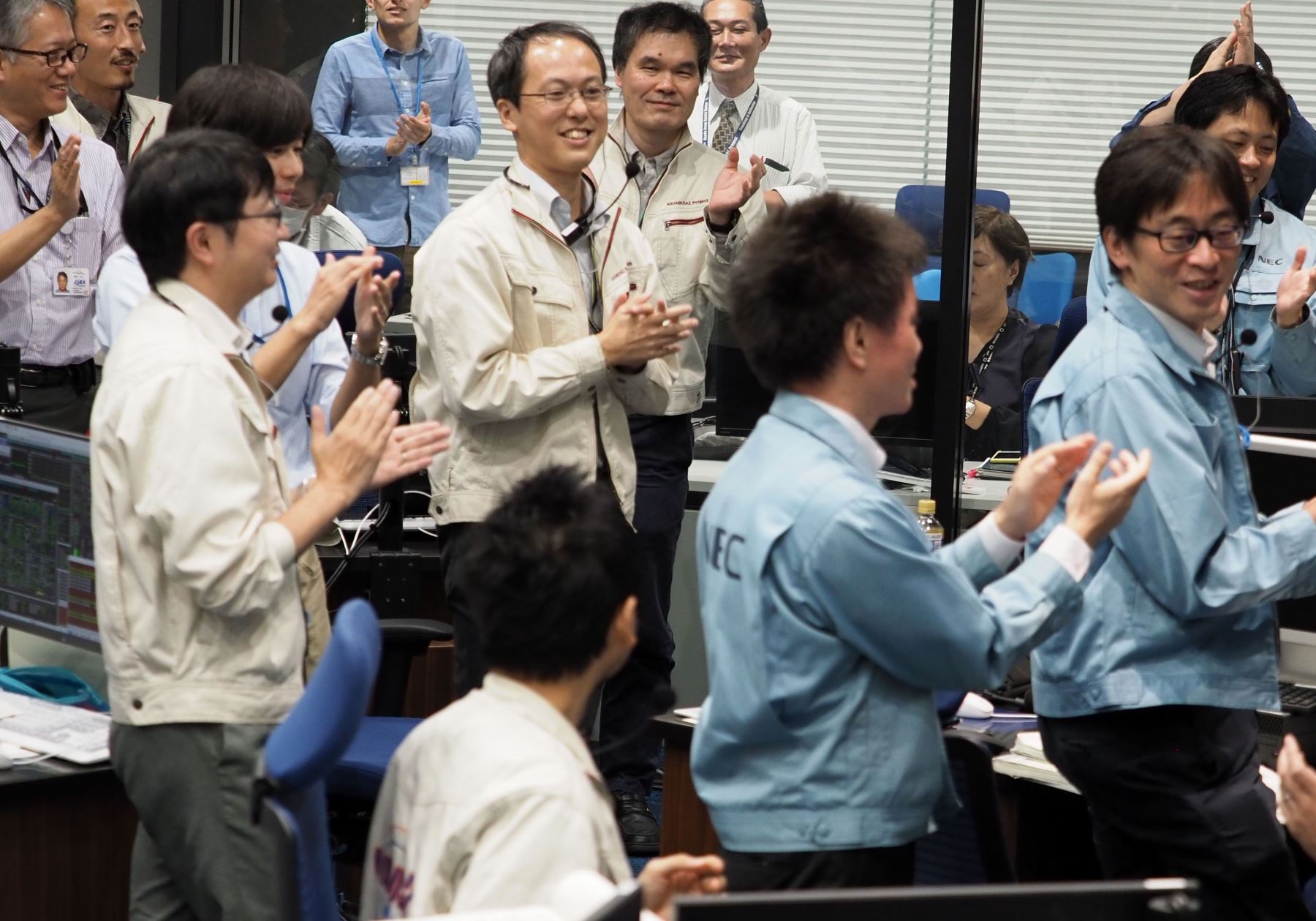 Investigadores y empleados aplauden en una sala de control en Sagamihara, prefectura de Kanagawa, durante el despliegue de la operación franco-alemana Mascot. Foto: AFP.