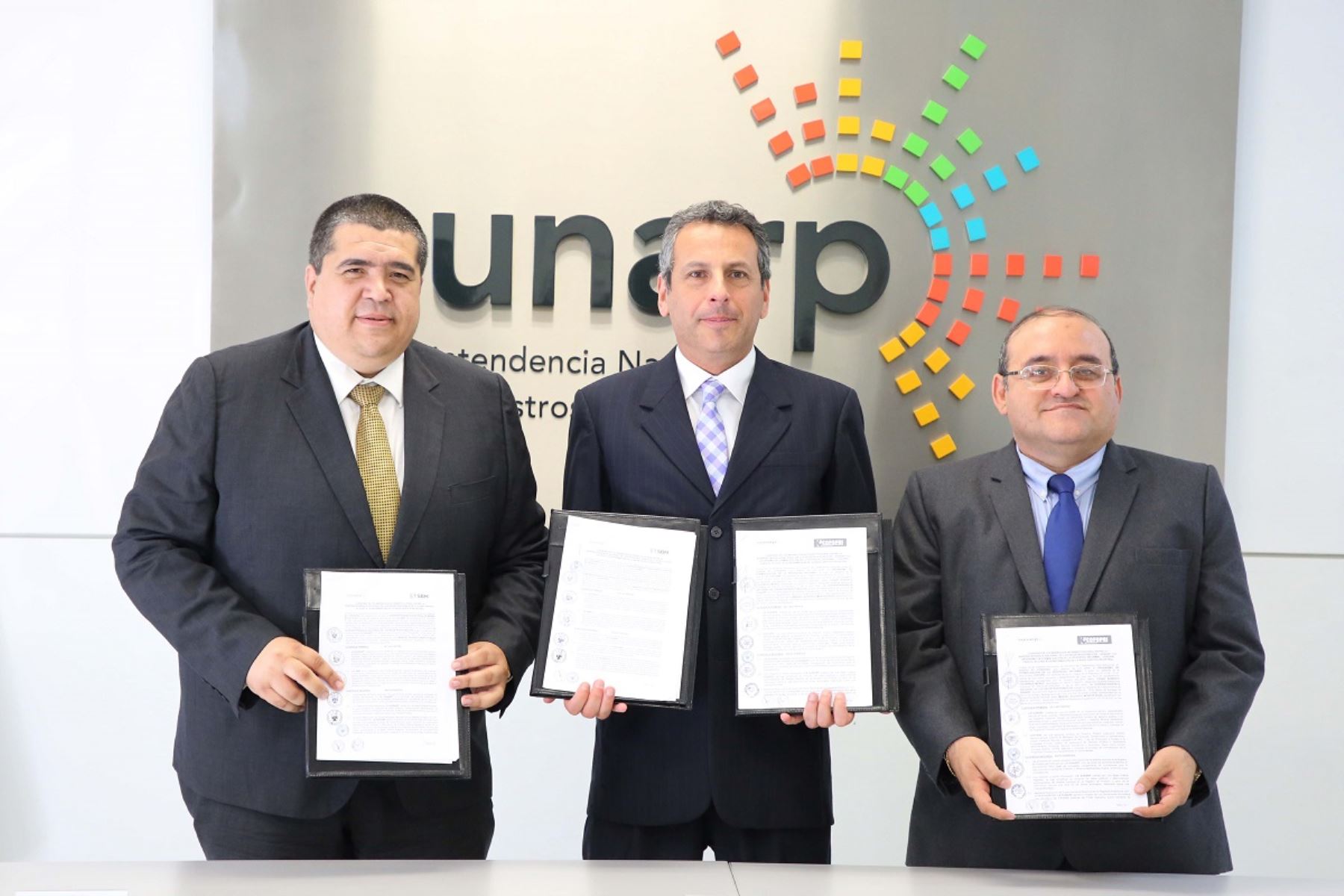 Titulares de la SBN, Armando Subauste; Sunarp, Manuel Montes; y Cofopri, César Figueredo, firmaron el convenio de cooperación. Foto: Cortesía.