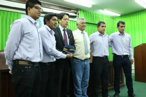 Cuatro estudiantes de la Universidad Nacional Pedro Ruiz Gallo de Lambayeque presentaron el prototipo de gorra solar, en cuya visera tiene un panel solar con celdas fotovoltaicas que es capaz de producir energía para recargar el celular.
