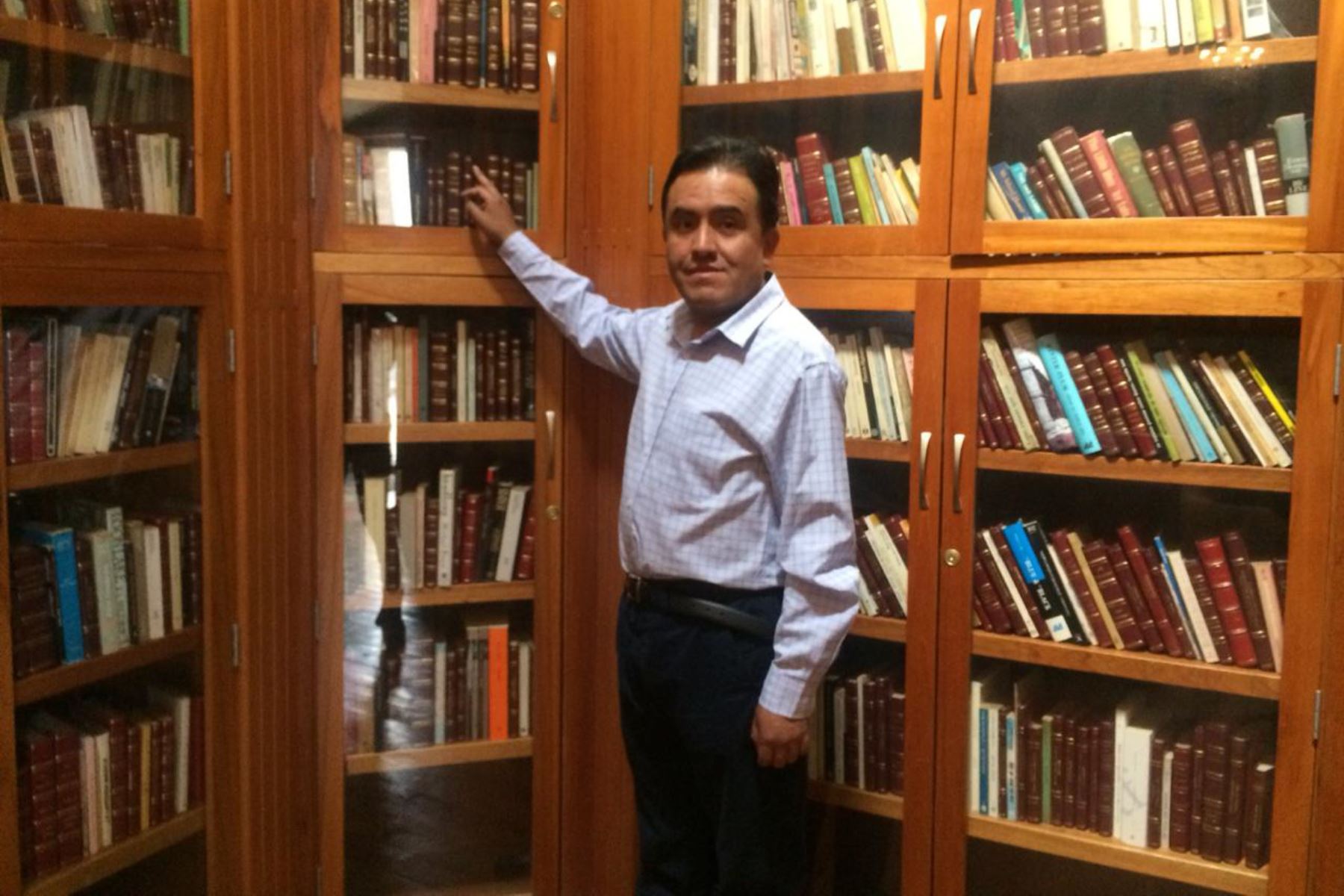 Más de 2,800 libros de la biblioteca de Mario Vargas Llosa llegan a Arequipa. ANDINA