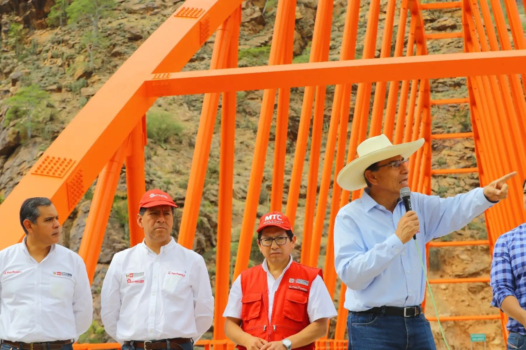 El presidente de la República, Martín Vizcarra, entrega la obra de construcción del Puente Calemar, en el distrito de Bambamarca, provincia de Bolívar en la Libertad. Foto: ANDINA/Prensa Presidencia