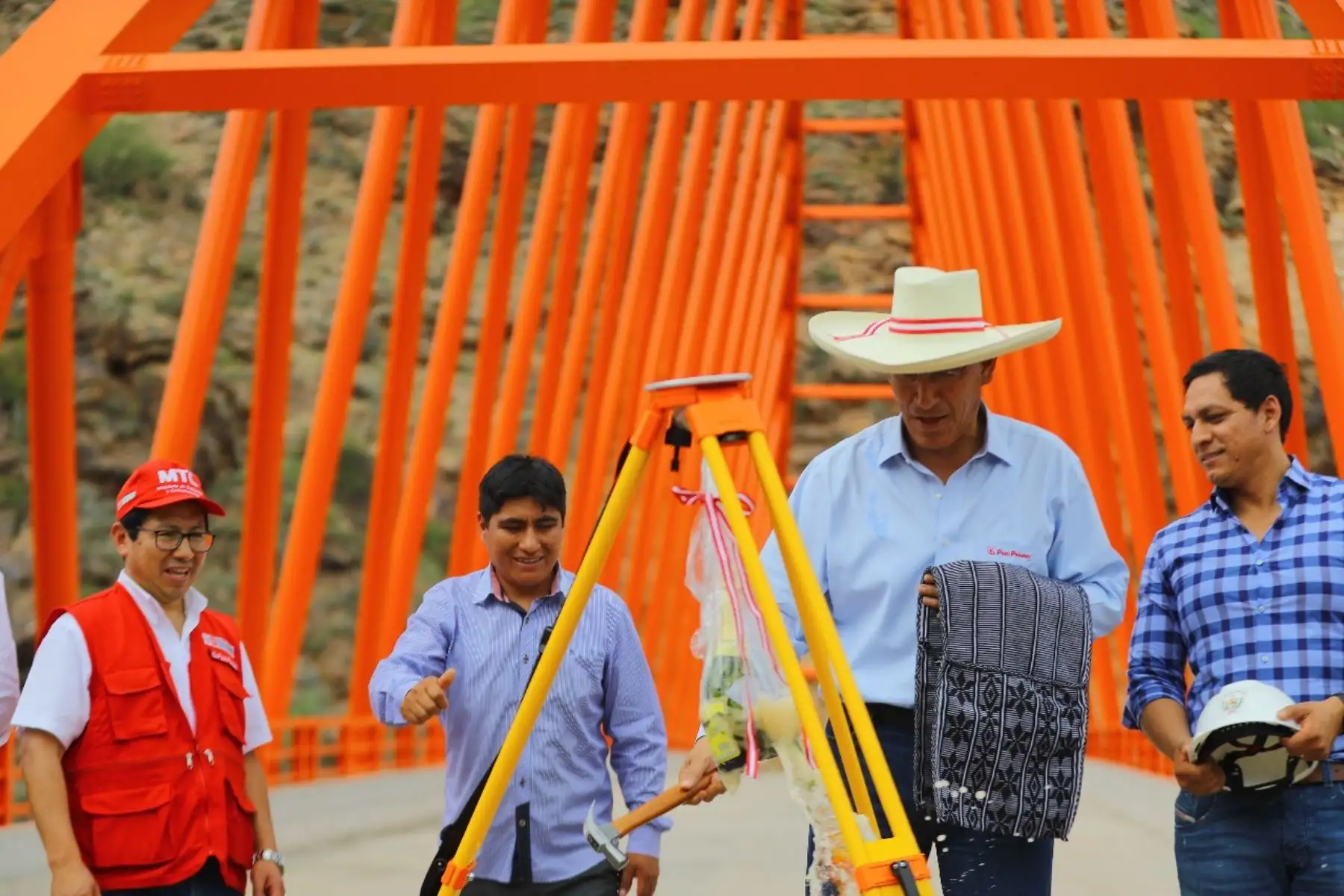 El presidente de la República, Martín Vizcarra, entrega la obra de construcción del Puente Calemar, en el distrito de Bambamarca, provincia de Bolívar en la Libertad. Foto: ANDINA/Prensa Presidencia