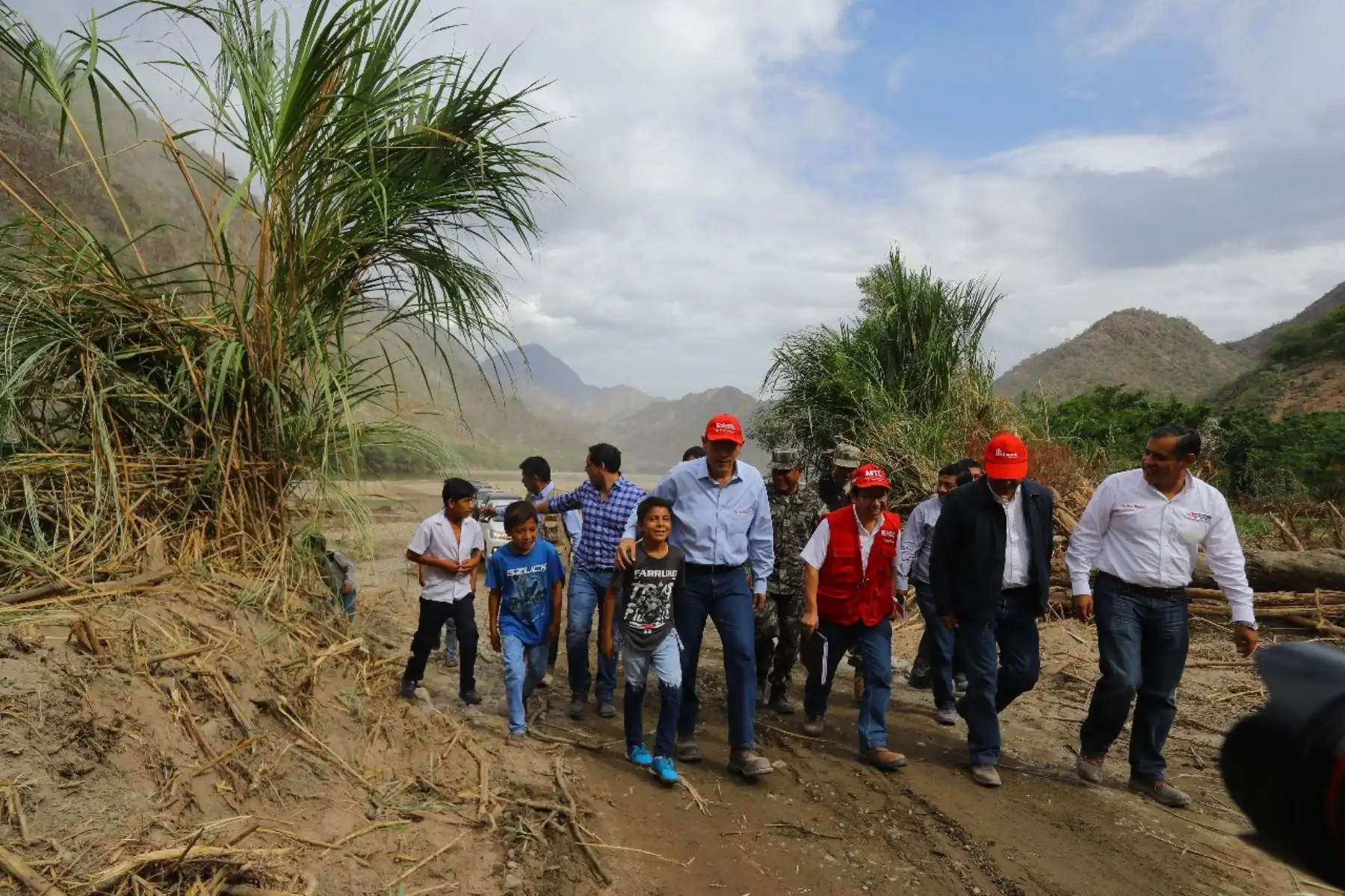 El presidente de la República, Martín Vizcarra, entrega la obra de construcción del Puente Calemar, en el distrito de Bambamarca, provincia de Bolívar en la Libertad. Foto: ANDINA/Prensa Presidencia