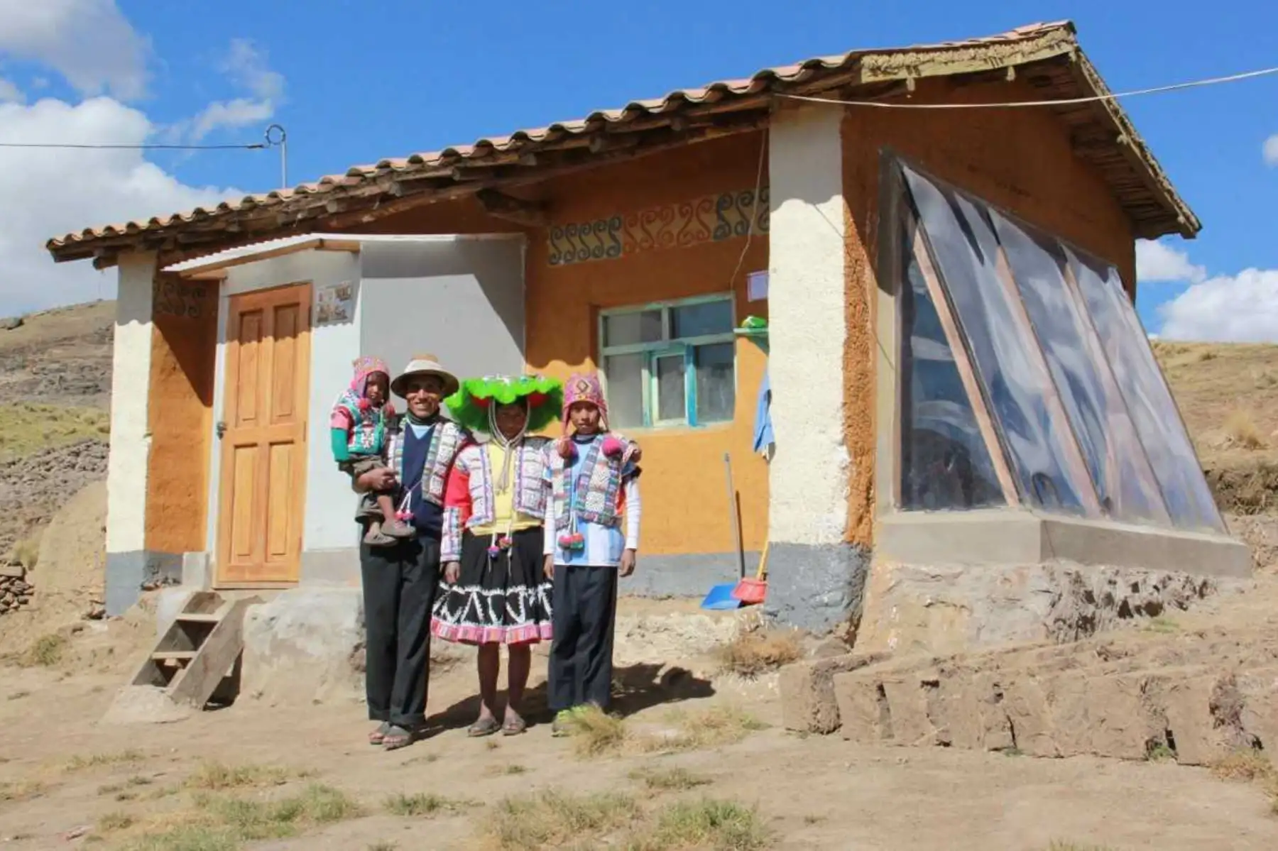 Con una inversión de 11,000 soles para acondicionar cada vivienda térmica o “casita caliente”, el programa Mi Abrigo, del Fondo de Cooperación para el Desarrollo Social (Foncodes), lleva hasta la fecha 3,199 viviendas climatizadas que protegen del frío intenso a las familias altoandinas durante la época de heladas.