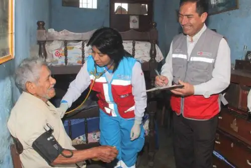 A partir hoy, y por primera vez, los usuarios y usuarias del Programa Nacional de Asistencia Solidaria Pensión 65 reciben la visita en sus viviendas de personal médico de la Dirección Regional de Salud de Lima (Diresa), con la finalidad de contar con un diagnóstico temprano y tratamiento oportuno de enfermedades prevalentes.