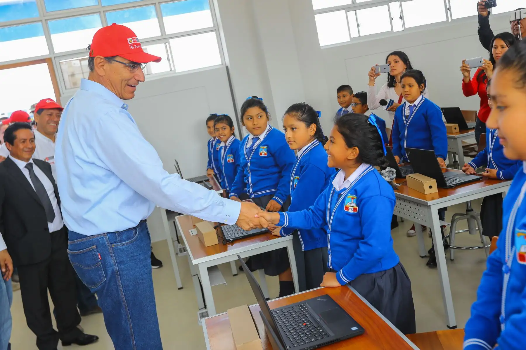Presidente Martín Vizcarra inspeccionò las obras de mejoramiento de la Institución Educativa Santa Edelmira, en el distrito de Víctor Larco Herrera de Trujillo. Foto: ANDINA/Prensa Presidencia