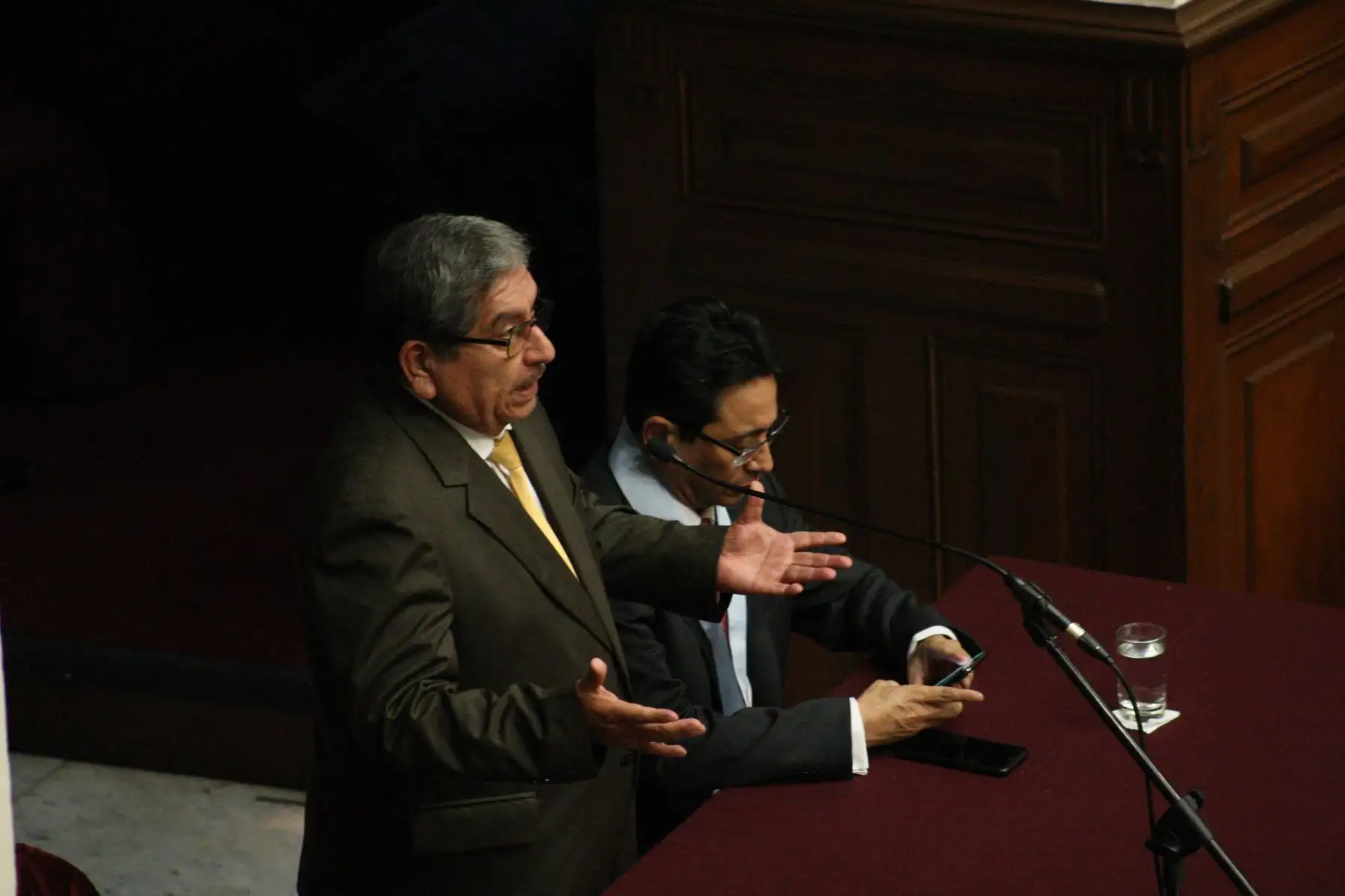 El exconsejero del CNM, Julio Gutiérrez, ejerce su derecho a la defensa ante el Pleno del Congreso .Foto:ANDINA/Hèctor Vinces